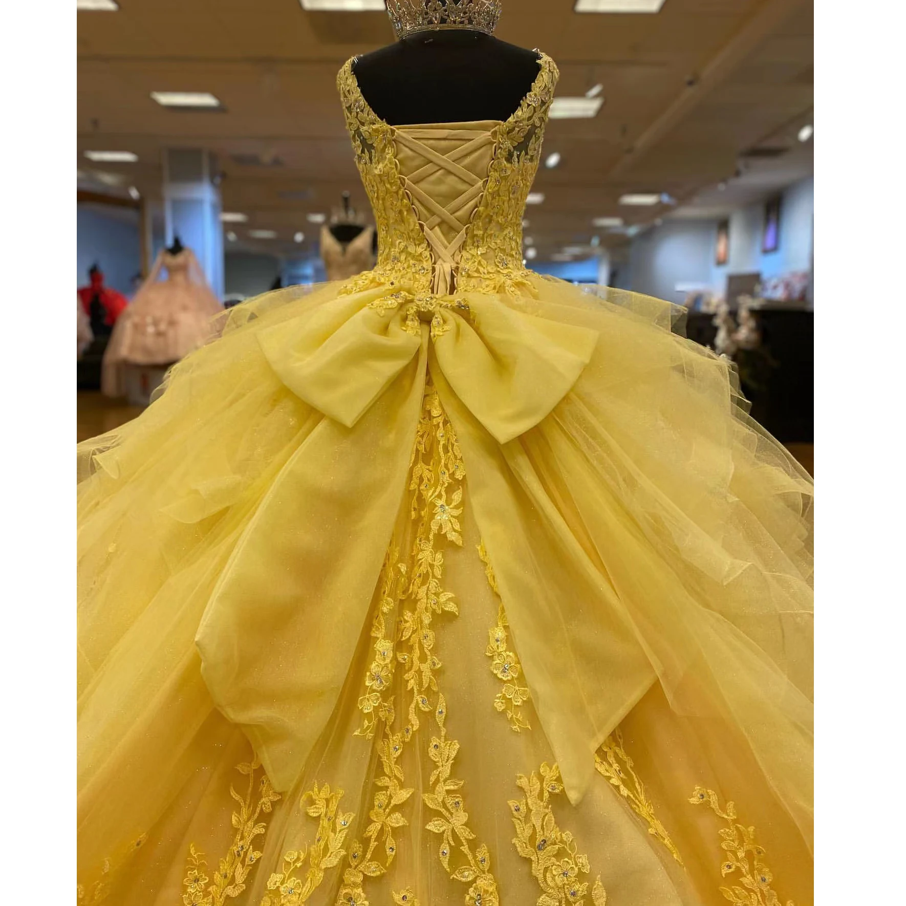 สีเหลือง Quinceanera ชุด Beading Sequined Appliques โบว์ Tulle ชุดเจ้าสาวเจ้าหญิงกระโปรง Prom Party เสื้อคลุม De Soirée