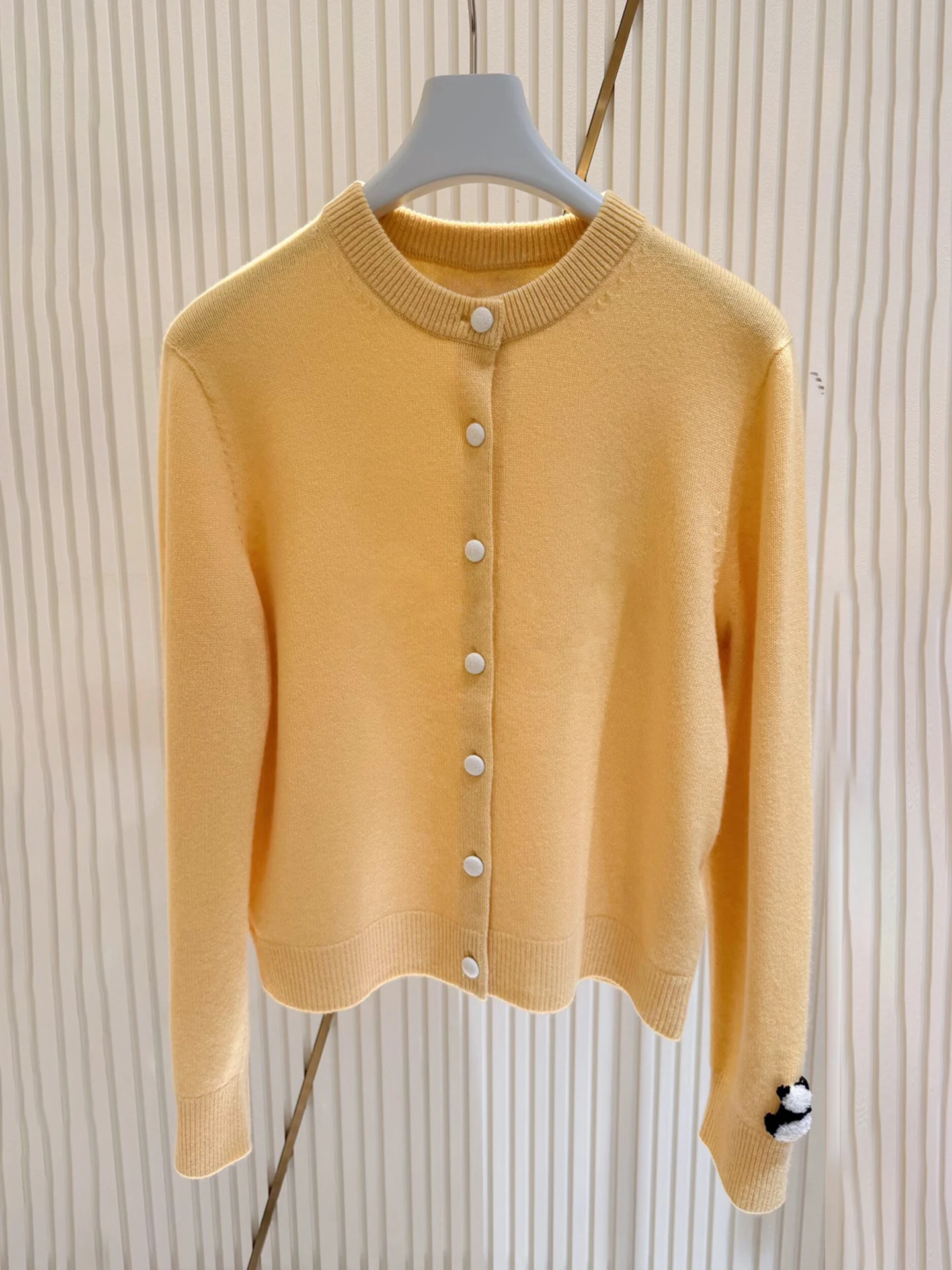 

Вязаный кардиган с дизайном панды для женщин: весенняя модная верхняя одежда, комфортный, средней мягкости, с длинными рукавами, круглым вырезом и пуговицами