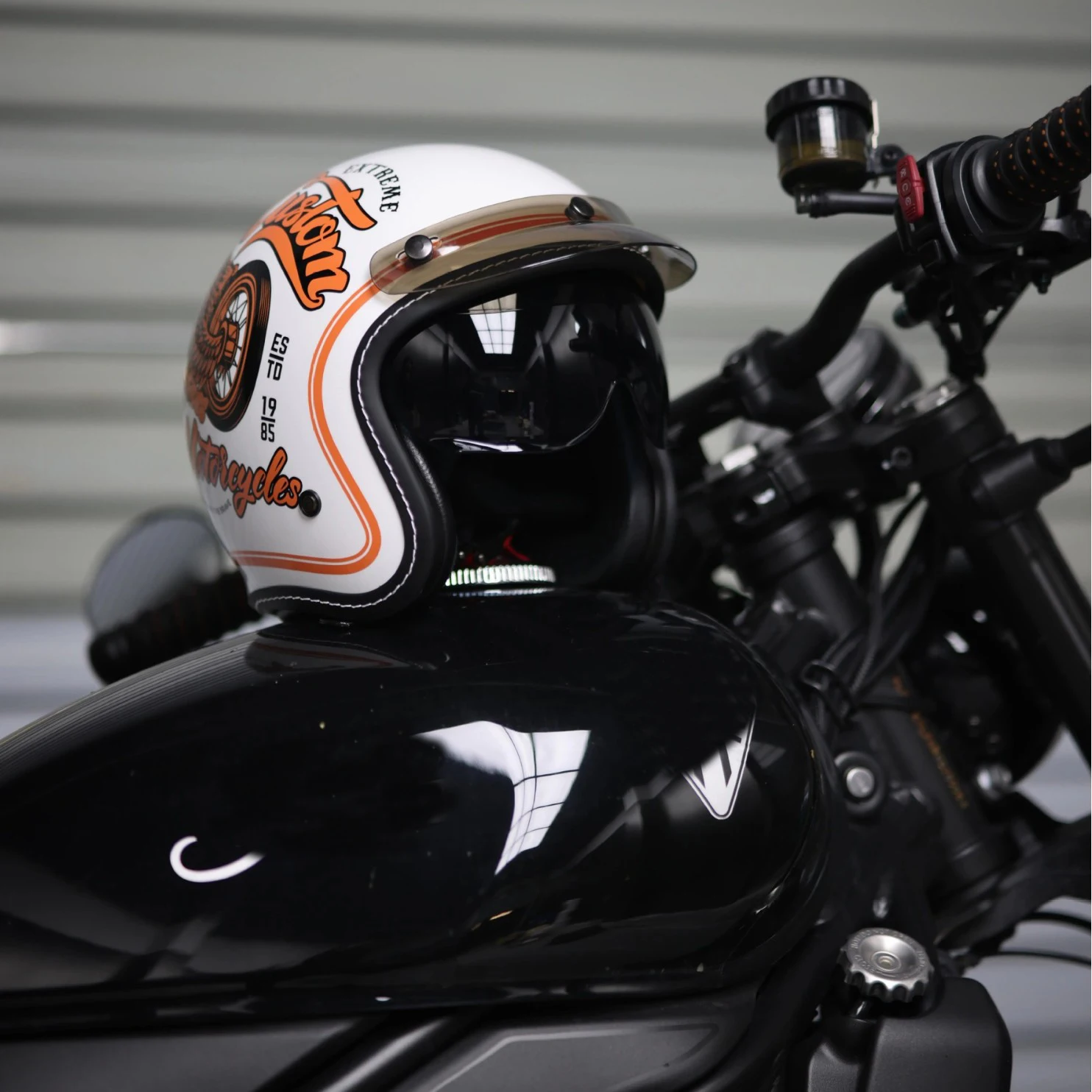 unisex-retro-three-quarter-motorcycle-helmet-for-all-seasons-universal-half-helmet-vintage-style-cruising-motorcycle-headgear
