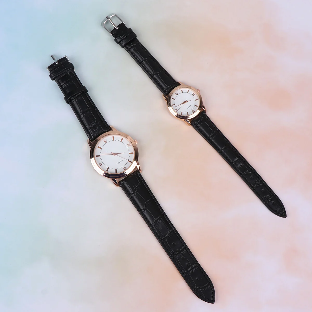 قطعتان من ساعات الكوارتز الأنيقة للزوجين بحزام أسود وتصميم أنيق وساعة يد كوارتز متينة هدية لعيد الحب للعام الجديد