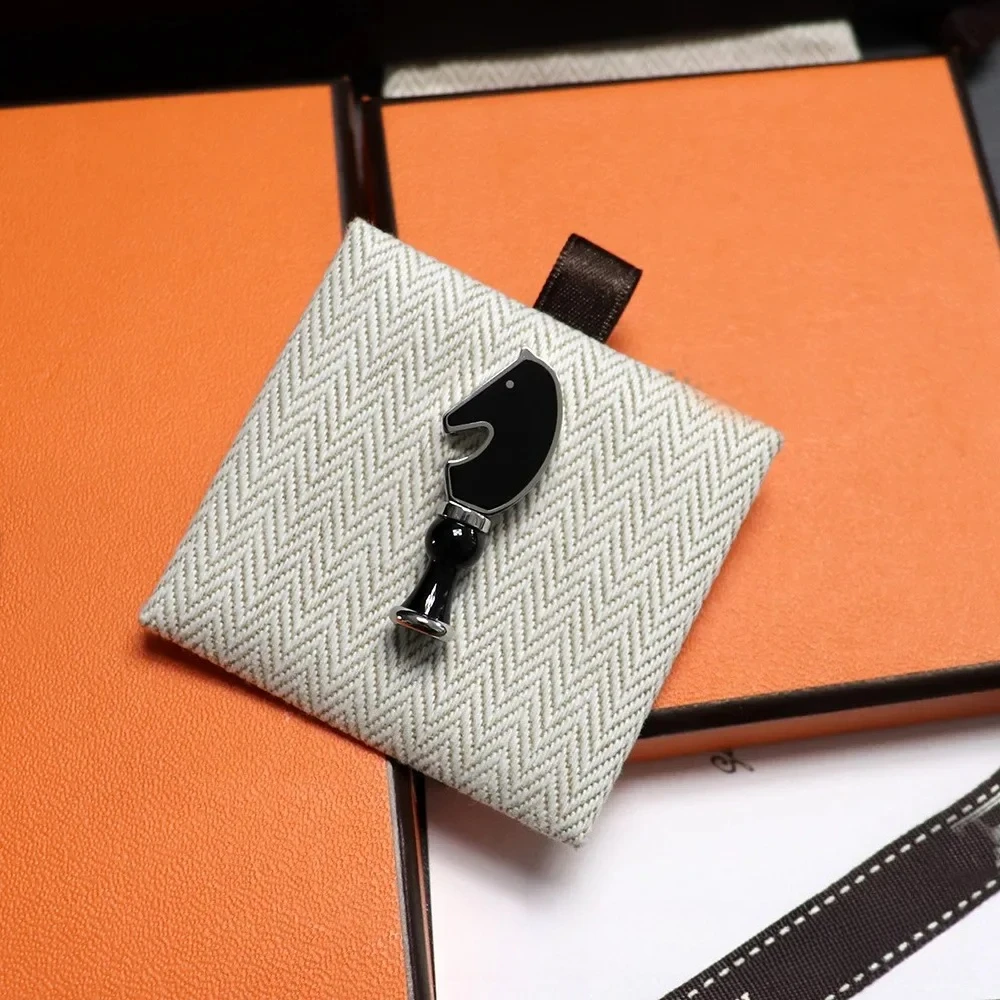 Personalized fashion men and women couple ceramic horse head H enamel chess brooch brooch