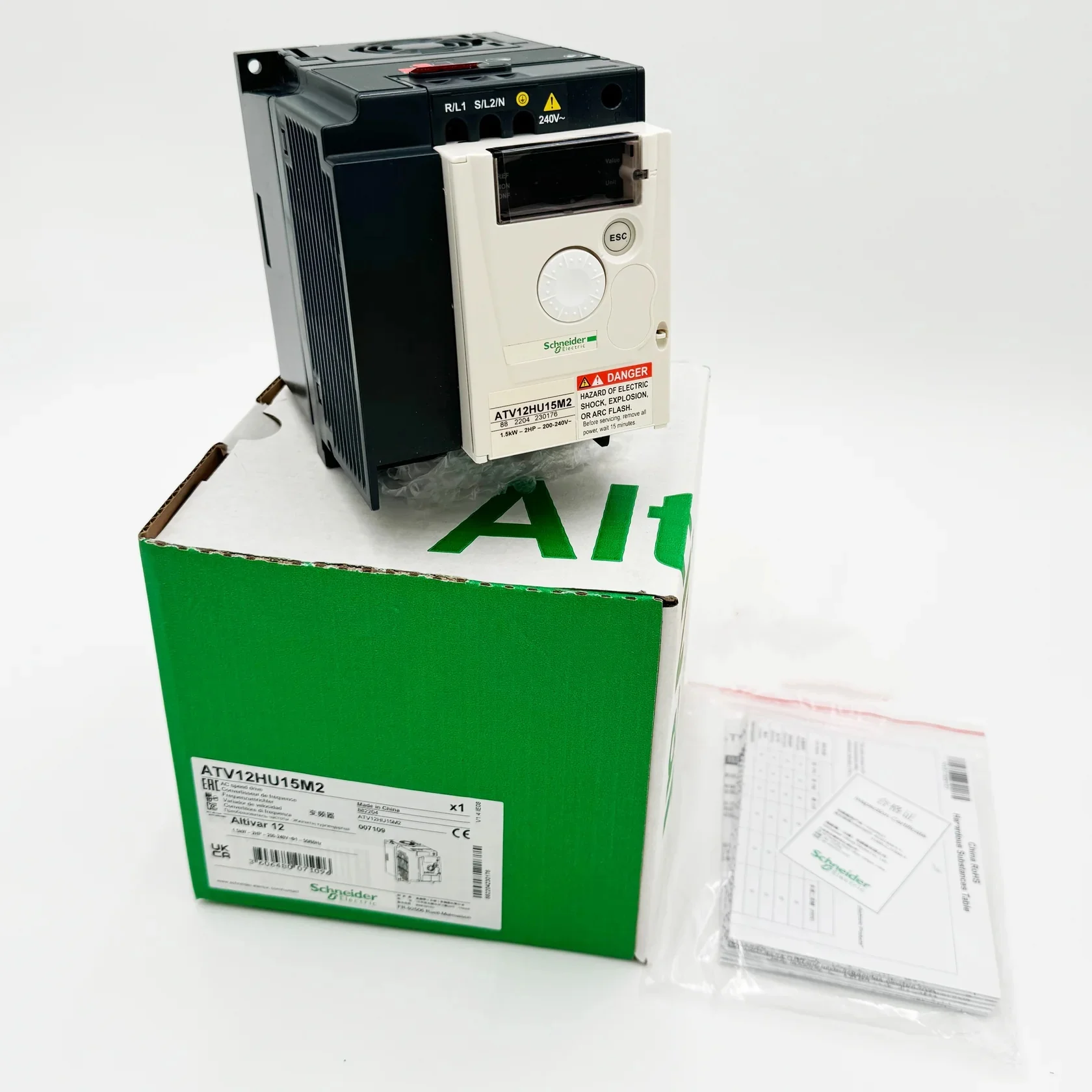 

Преобразователь частоты ATV12HU15M2, частотно-регулируемый привод ATV12 - 1.5кВт - 2л.с. - 200..240В - 1ф - с радиатором охлаждения