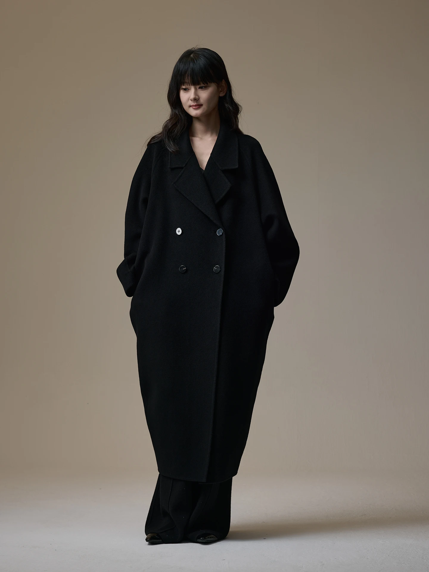 

Двустороннее шерстяное пальто-накидка INOUT Q: Новинка осенне-зимнего сезона, элегантное, с отложным воротником, на двух пуговицах, шелковистое, свободного кроя