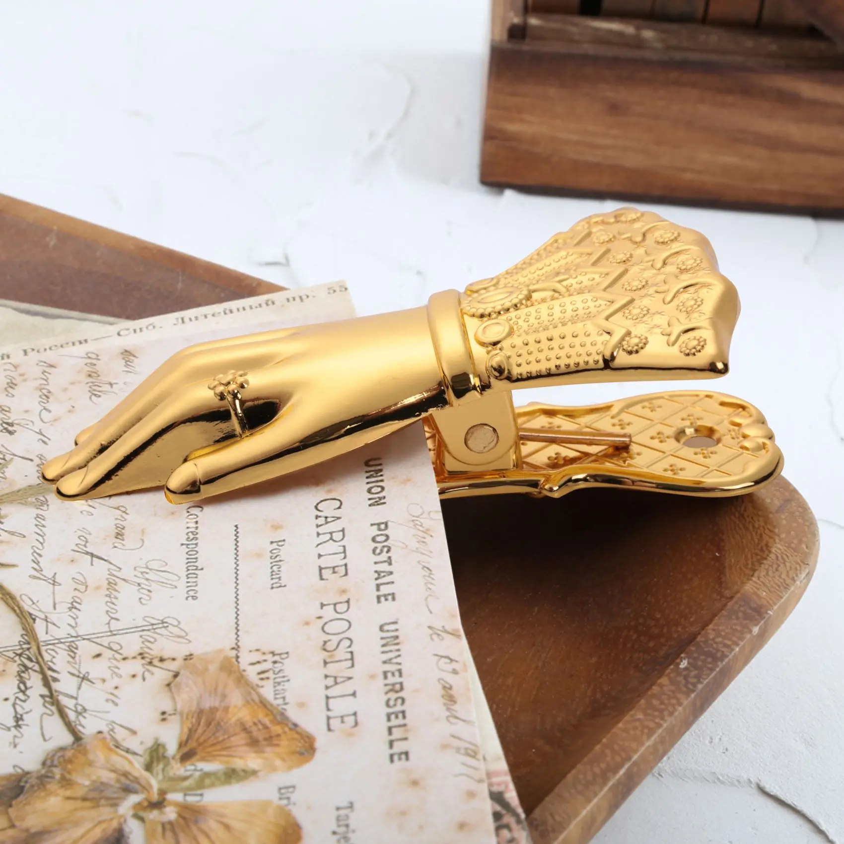 Luxury Chic Office Paper Storage Clip Wrought Gold Vintage Hand Shape Alloy Document Handbook Storage Clip Home Sealing Clip