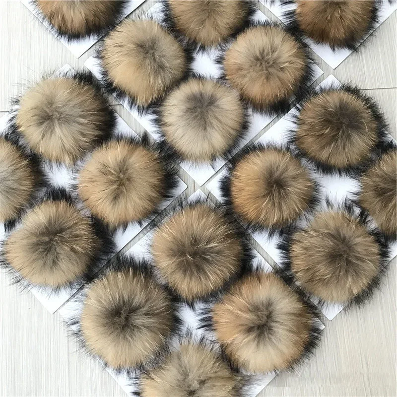 2 Stück/Los Großhandel 13cm und 15cm Naturfarbene Pompons aus echtem Waschbär- und Weißfuchs-Fell für warme gestrickte Winterkleidung – Detail 5
