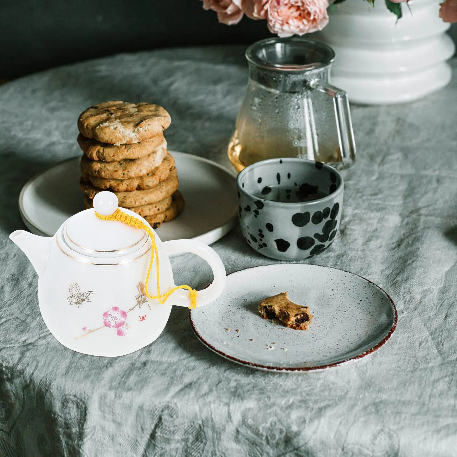 

Elegant White Ceramic Teapot with Gold Accents Traditional Chinese Tea Maker Heat-Resistant for Home Tea Room Use