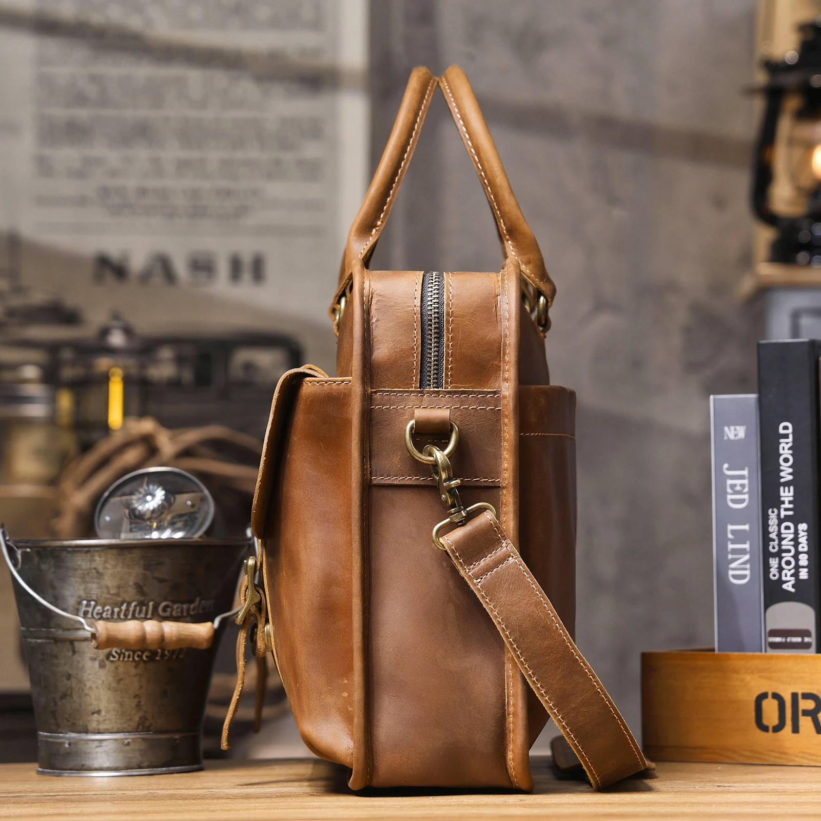 S.WORKER Klassische Aktentasche aus echtem Leder für 15"-Laptops für Herren | Handtasche aus Vollnarbenleder, Umhängetasche für Herren, Büro, Business – Detail 21