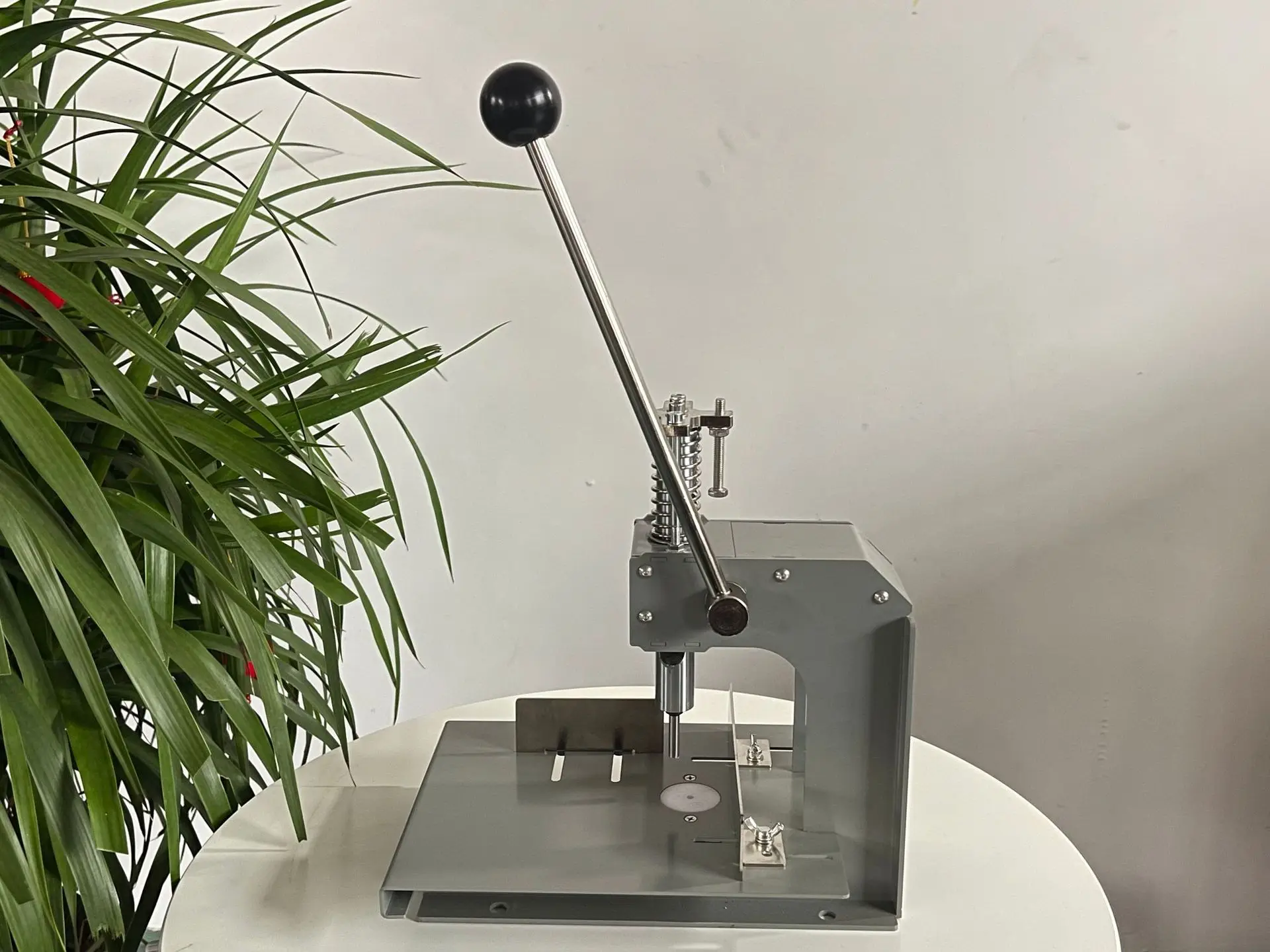 Hang Tag Punching Machine Single Hole Fabric, Leather, Pressure Weaving, Plastic Film Bag Paper Manual Punching Machine