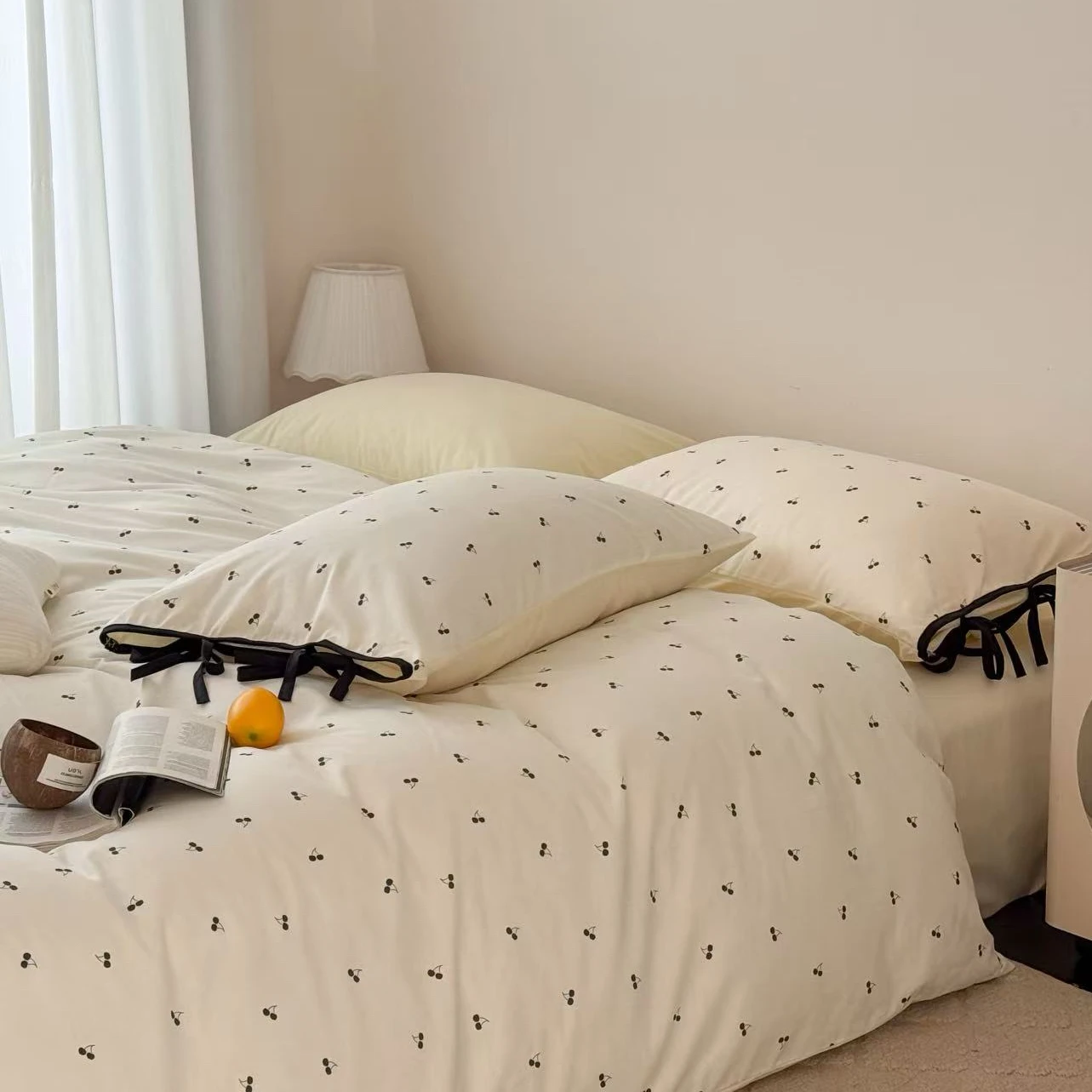 

Комплект постельного белья из чистого хлопка с цветочным узором «Сладкая вишня», дышащий, мягкий, из четырех предметов, комфортный, гипоаллергенный, с пододеяльником.