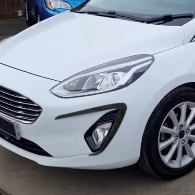 Zestaw akcesoriów do Forda Fiesta MK8 (2018-2020): przedni spojler, boczne splitter, kratki nawiewu.