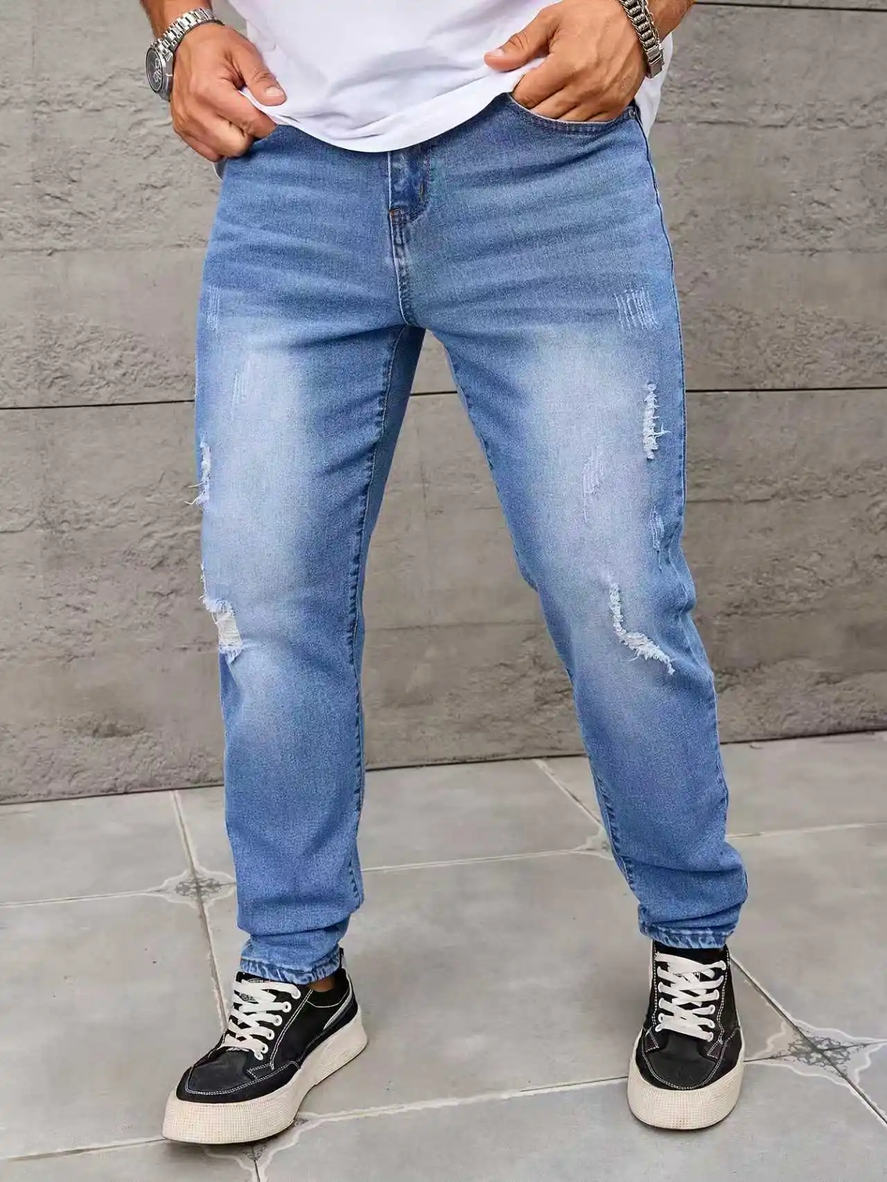 Pantaloni in denim strappati da uomo