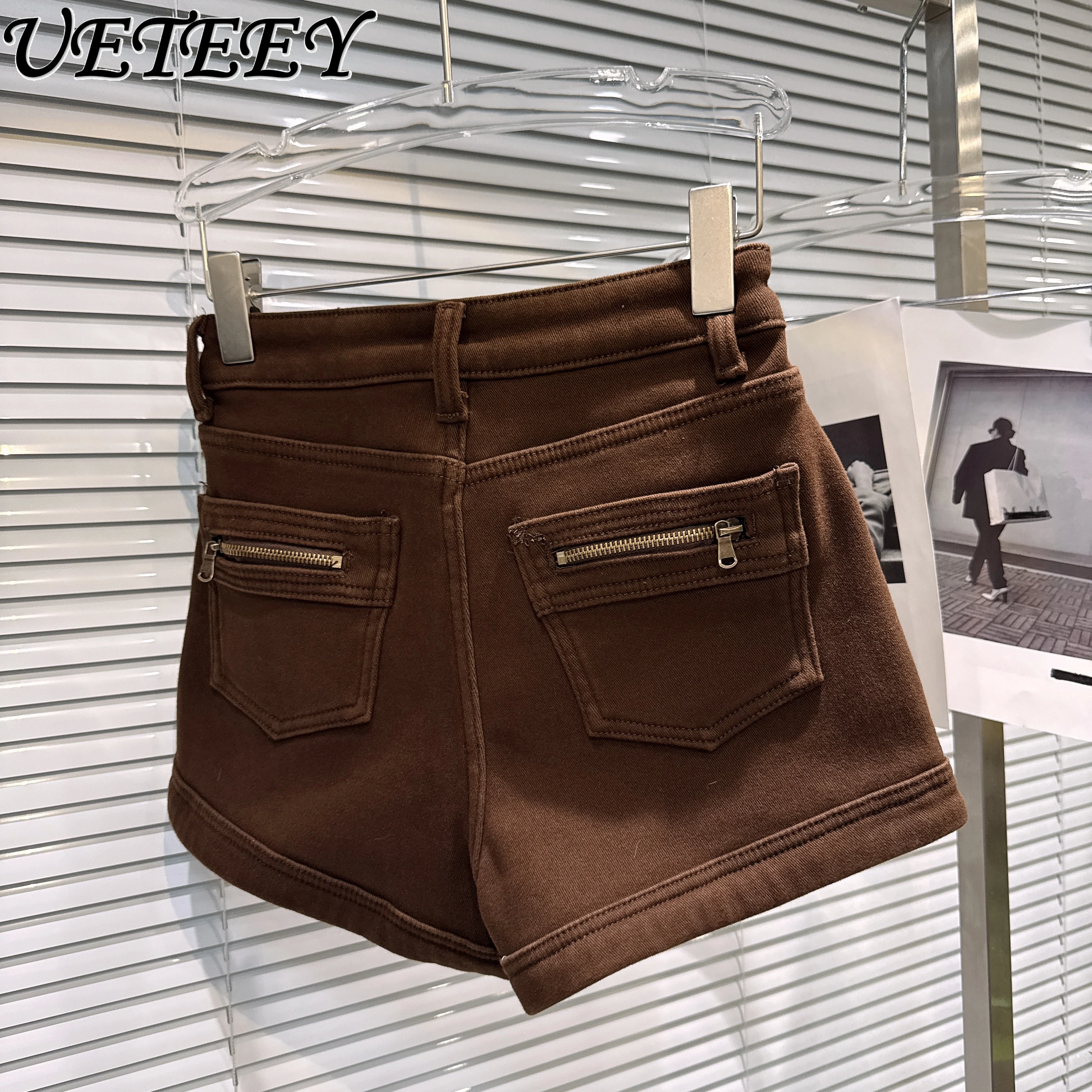 

2025 Winter New American Hot Girl Warm Fleece-Lined Denim Shorts Fashion Straight-Leg Three-Quarter Shorts Women Hot Pants