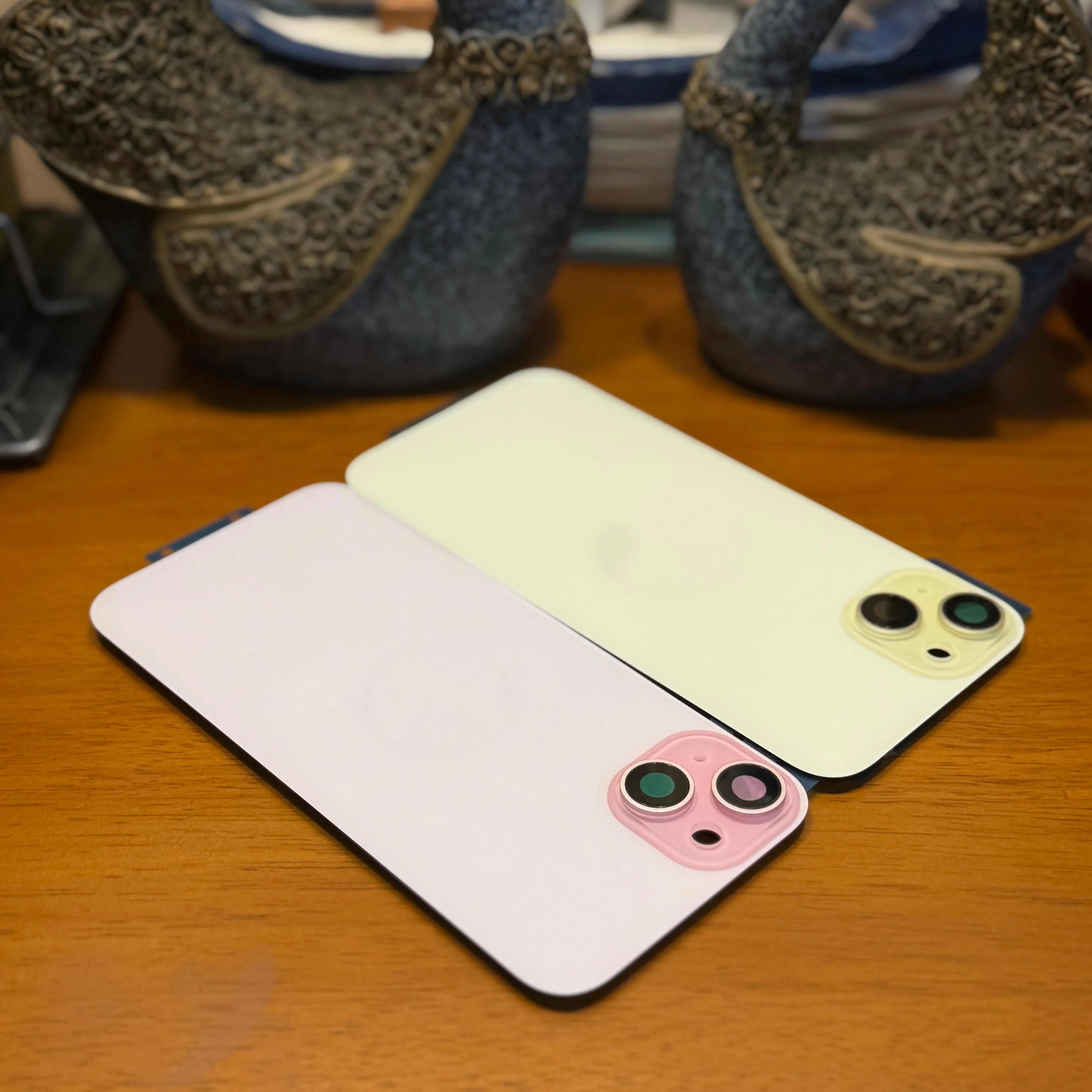 For iPhone 15/15 Plus Back Glass Replacement,1PCS Rear Battery Door Glass Cover With Built‑in Magnets & Camera Bracket,Repair Sp