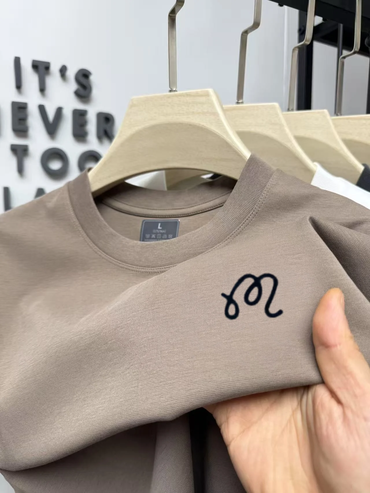 Modisches Herren-Sommer-T-Shirt, neu, bequem, atmungsaktiv, heiß begehrte Marke, exquisite Buchstabenstickerei, lässiges Kurzarm-Shirt – Detail 9