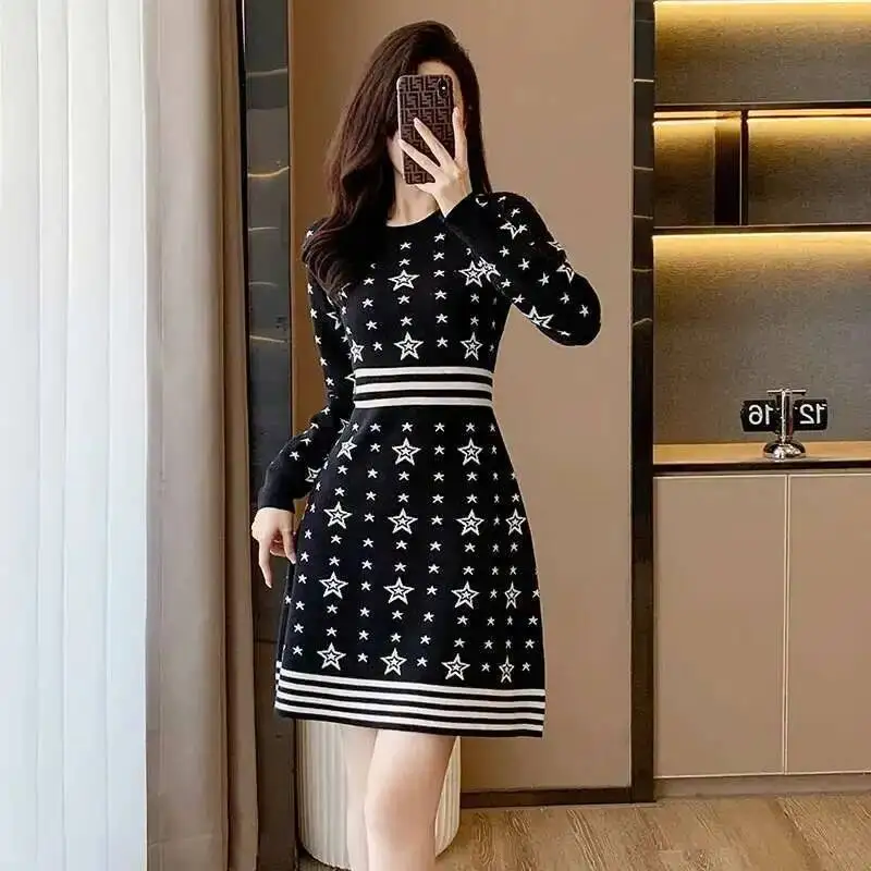 # 0945 Schwarzes Sternenmuster Strickkleid Gestreiftes Hochgeschnittenes A-Linien-Strickkleid Langarm Elegantes Büro-Kurzkleid Damen Herbst