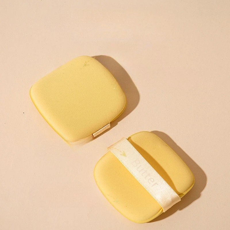 تتصبح البسكويت ذات وسادة هوائية على شكل زبدة كبيرة في الاتصال مع أدوات مكياج فائقة النعومة على الوجهين منتفخة زبدة الطاعة