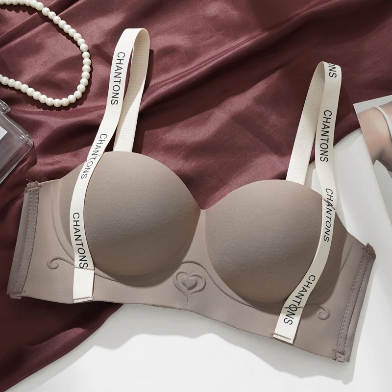 ملابس داخلية نسائية بدون خياطة صدر صغير يرفع لأعلى ولا تحتوي على حلقات سلك لتقليص الثديين الجانبيين وحزام حمالة الصدر