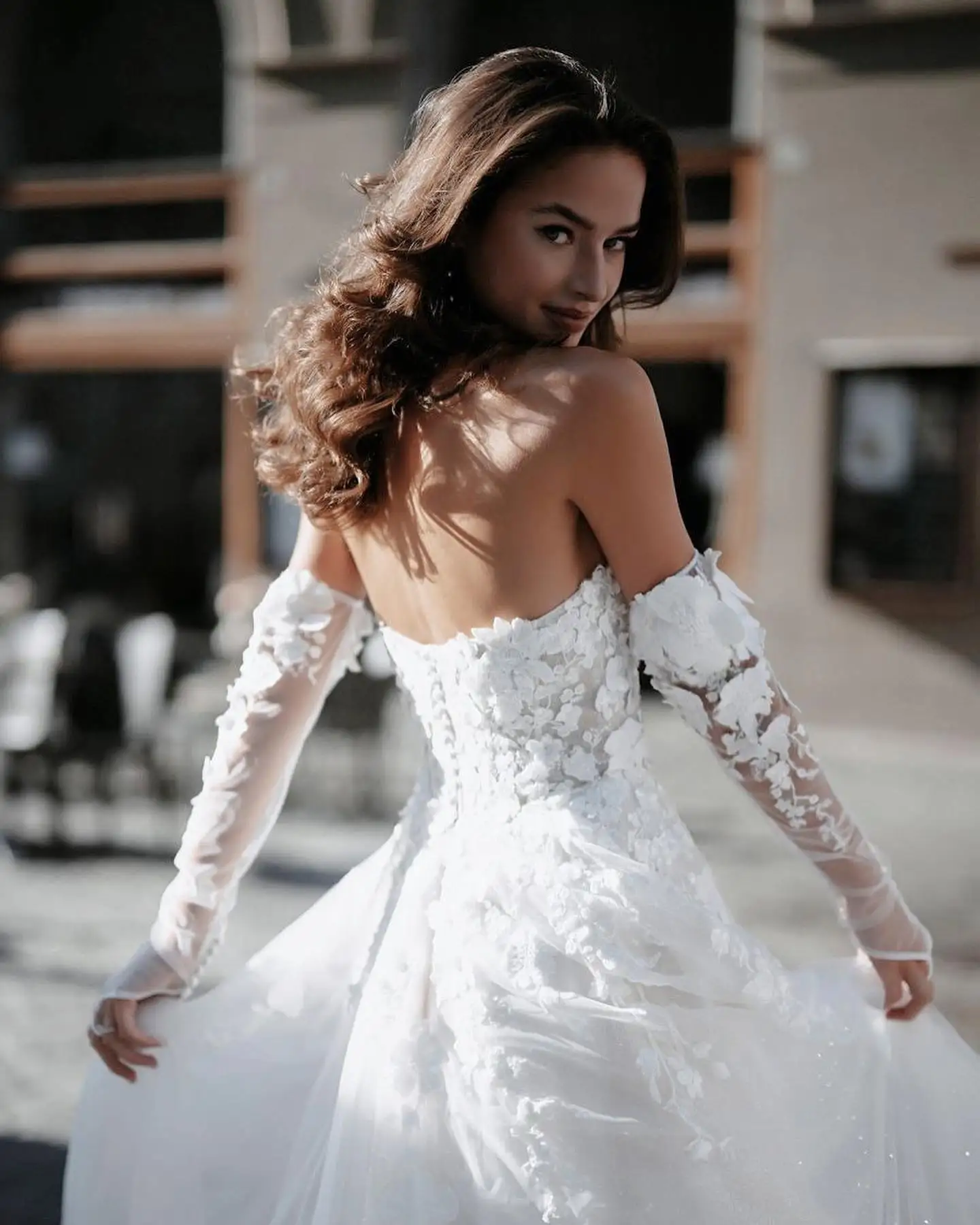 Gorgeous A-line Wedding Dress for Women Strapless Off Shoulder Feathers Applicant Tulle Court Gown Custom Made Robe De Mariée