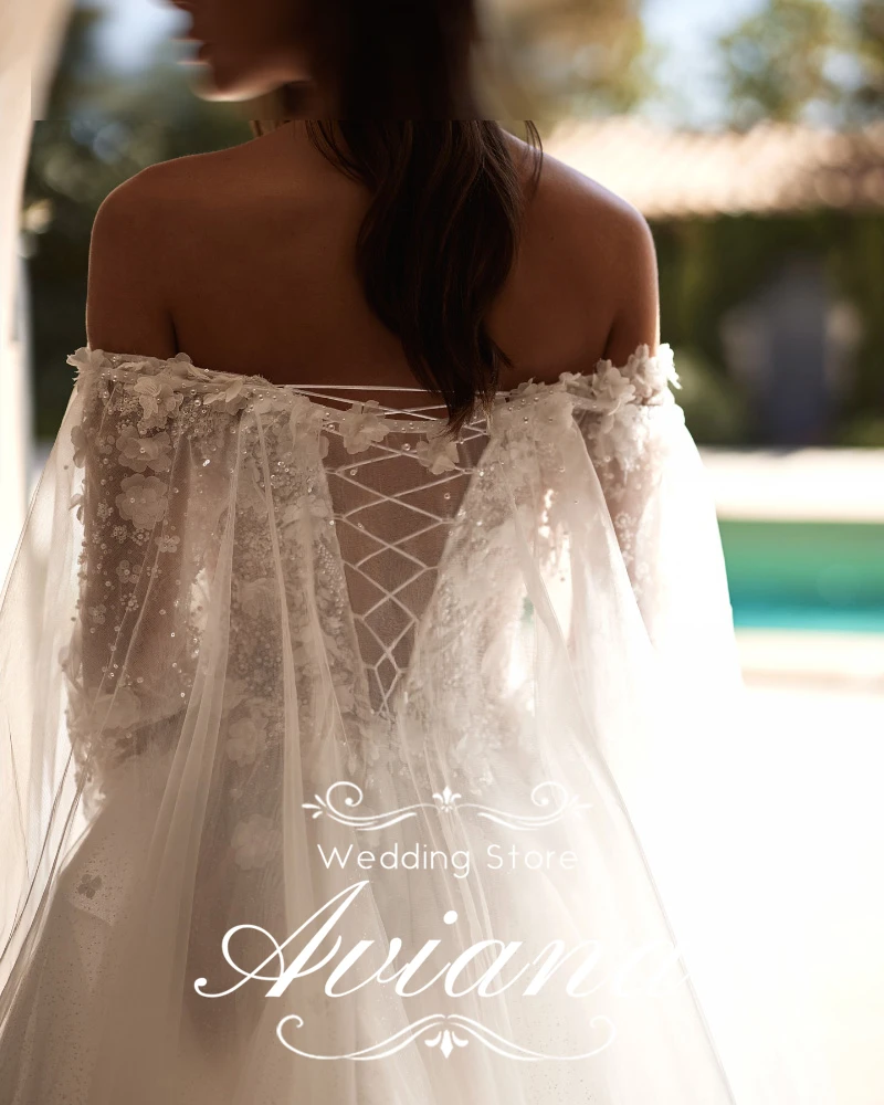 فستان زفاف Aviana مخصص قبالة الكتف وأكمام طويلة ورقبة على شكل V عميقة ومطرز بالخرز من الدانتيل مع فتحة عالية وقطار طويل
