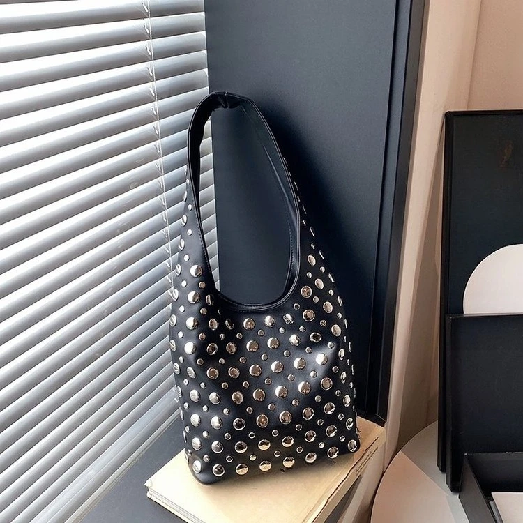 

Новая матовая сумка-ведро с леопардовым принтом и заклепками 2026 года, с регулируемым ремнем, многофункциональная, через плечо, в байкерском стиле, для женщин