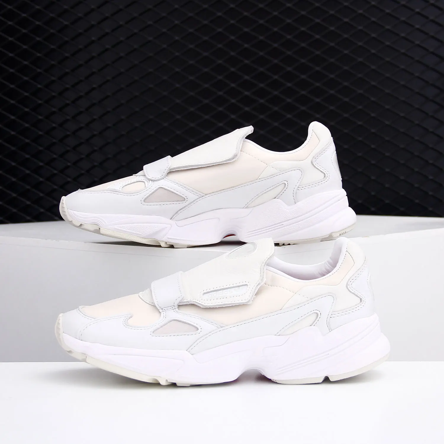 

Adidas genuine Women's Season’s New Classic Low-Top Casual Sports Shoes EE5110