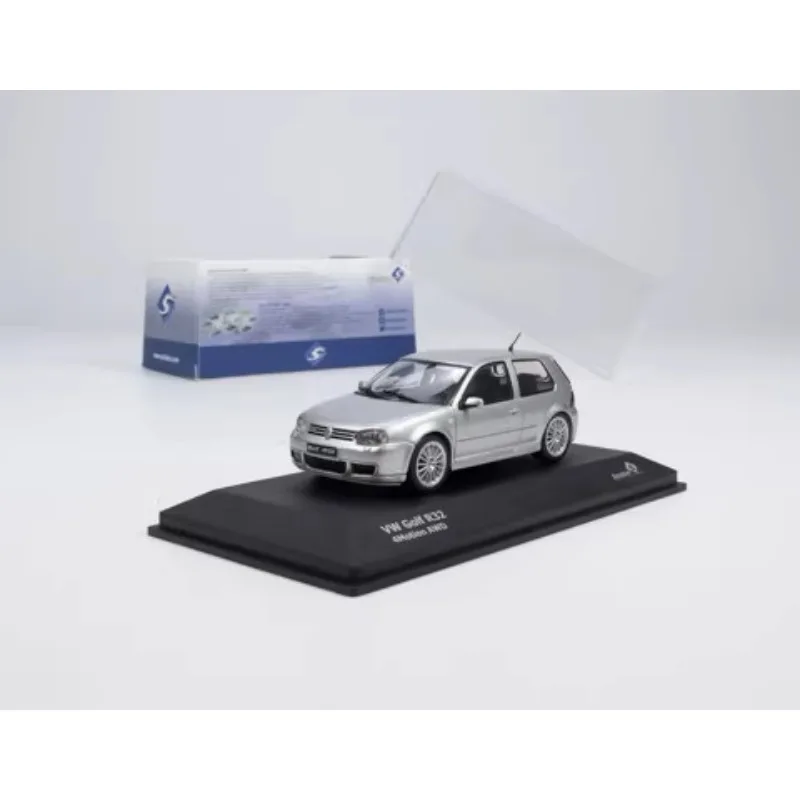 1:43 Volkswagen R32 GOLF VW silver and blue alloy model, children\'s collection of decorative toys, holiday gifts for children.