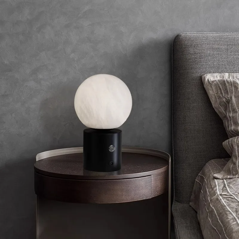 โคมไฟตั้งโต๊ะทรงกลมหินอ่อนทองเหลืองทันสมัย ไฟ LED ให้แสงสว่างในเวลากลางคืน