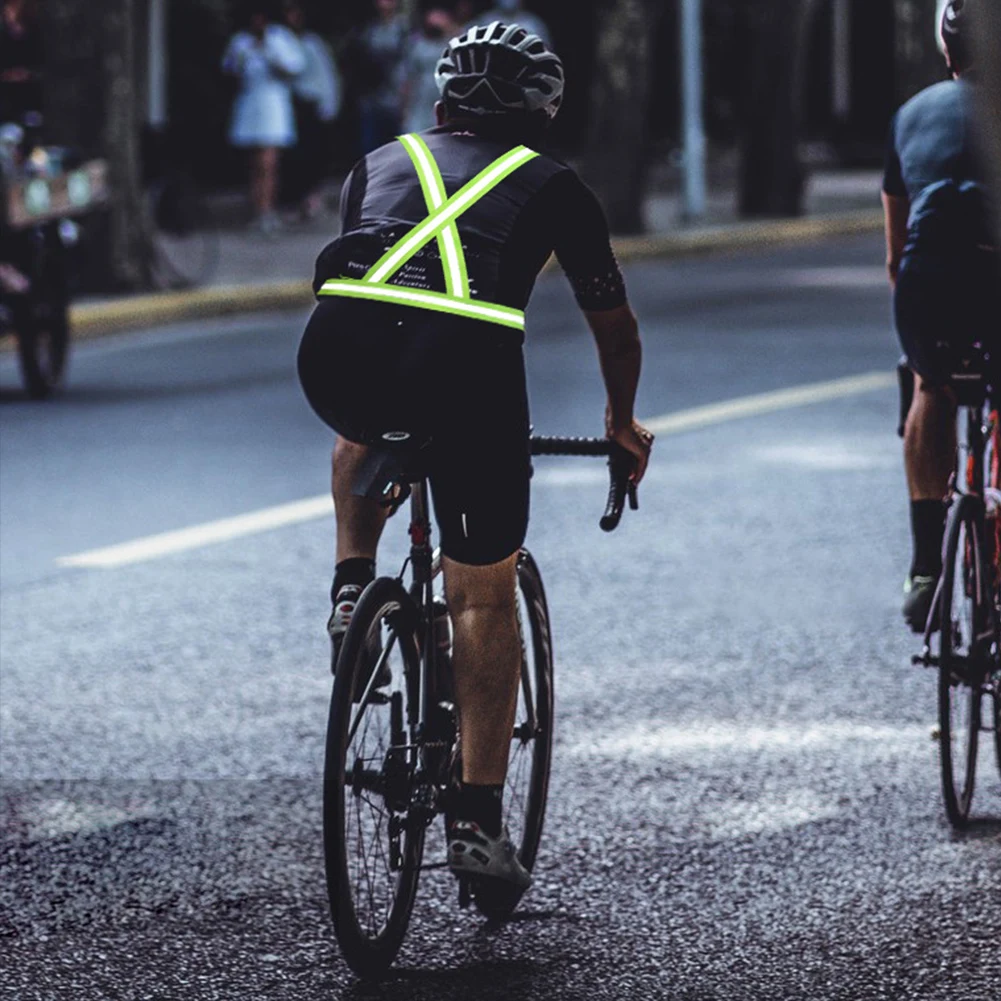 Gilet da corsa notturno gilet di sicurezza elastico leggero con custodia gilet da corsa ad alta visibilità regolabile per camminare in bicicletta