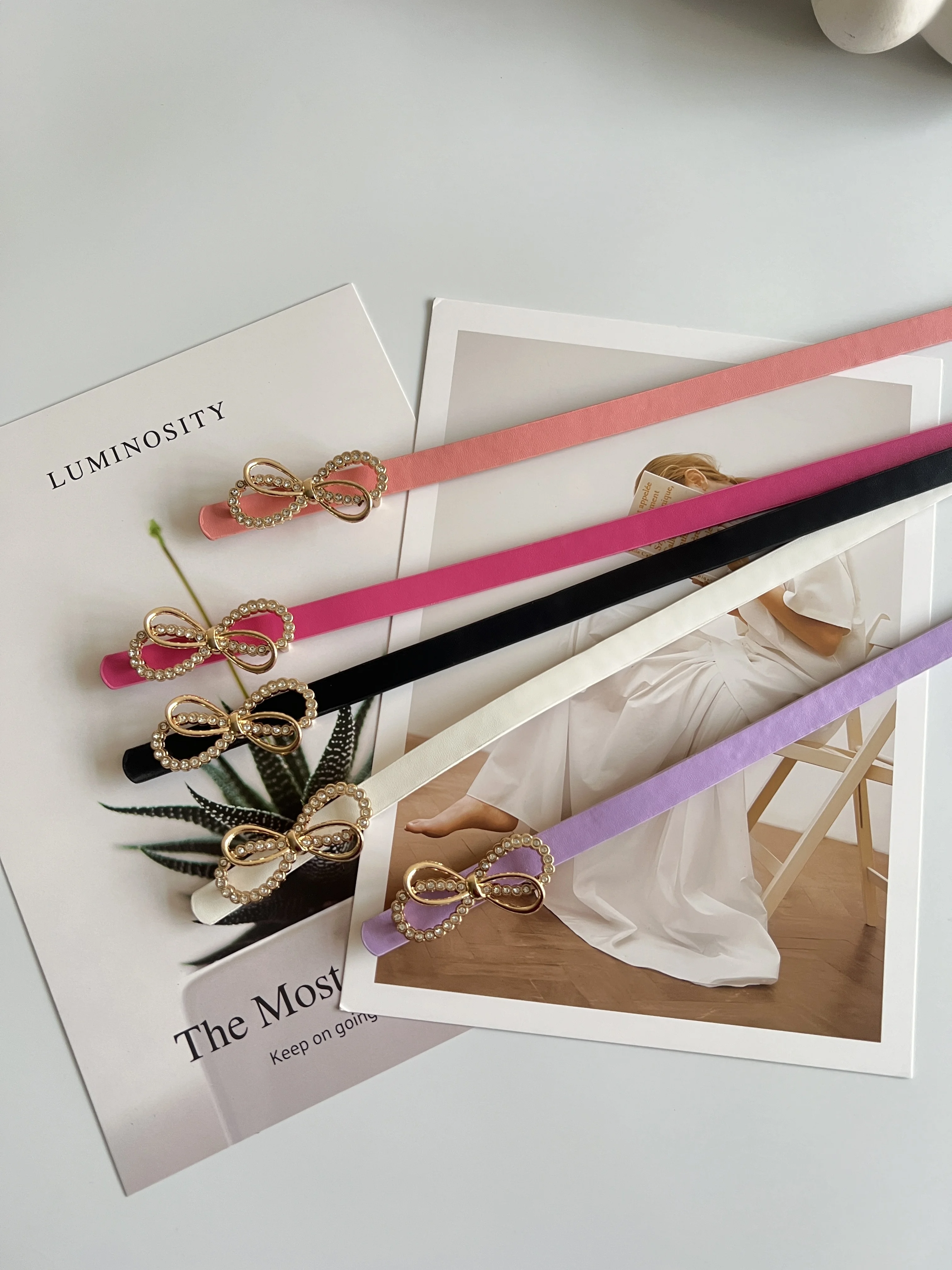 cinto-de-couro-fino-feminino-ajustavel-com-no-elegante-e-versatil-design-simples-com-fivela-de-botao