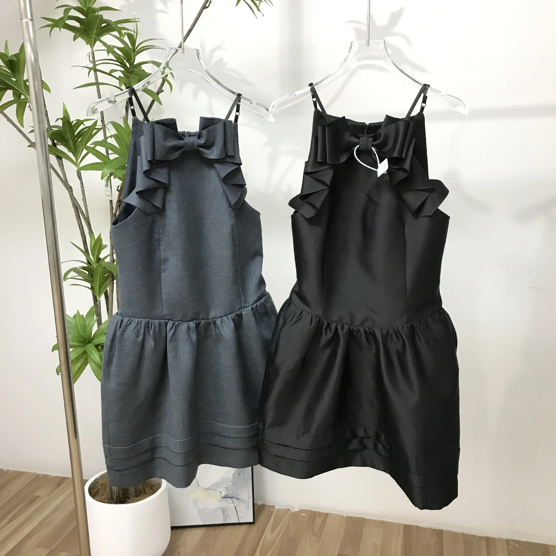 Halterjurk met 3D-boogversiering voor dames, hoge taille, grijze rugloze, sexy mouwloze, modieuze en trendy mini-jurk