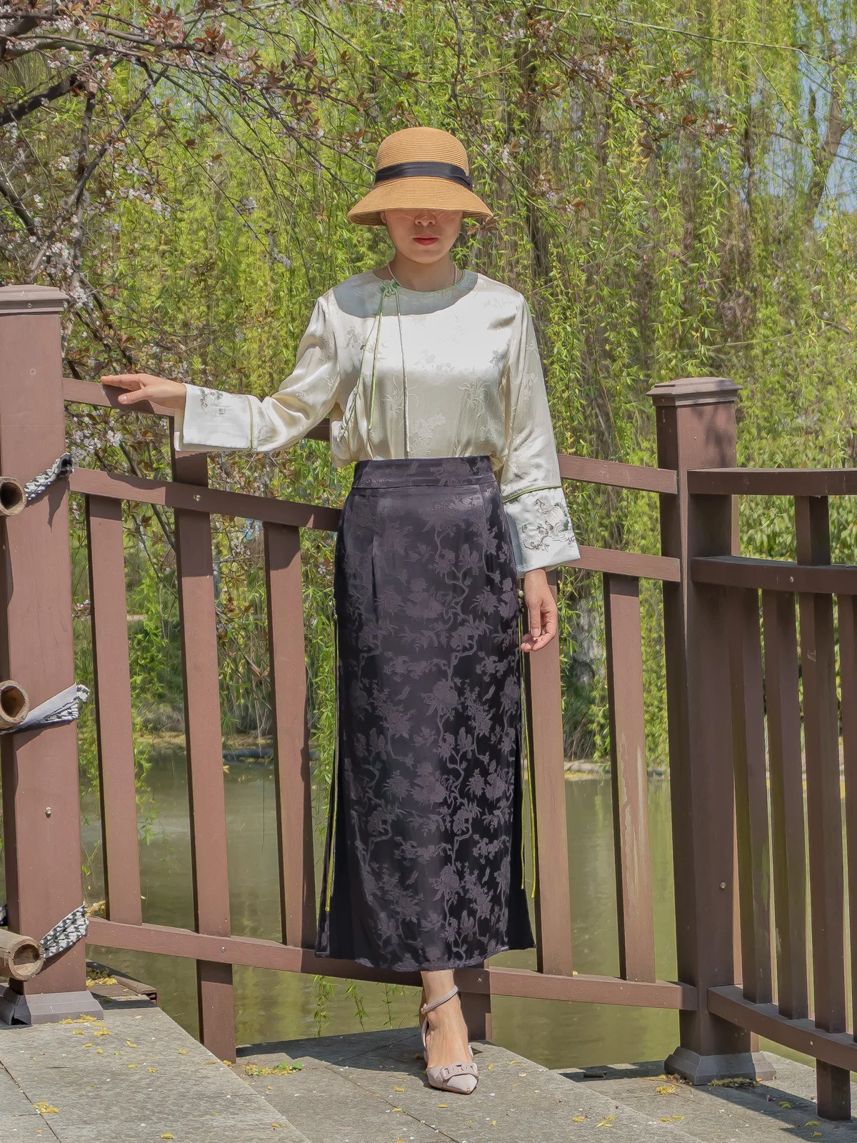 

Новая юбка в китайском стиле с вышивкой, на бретелях, с бахромой, облегающая, с эластичной талией, А-силуэт, модная женская юбка