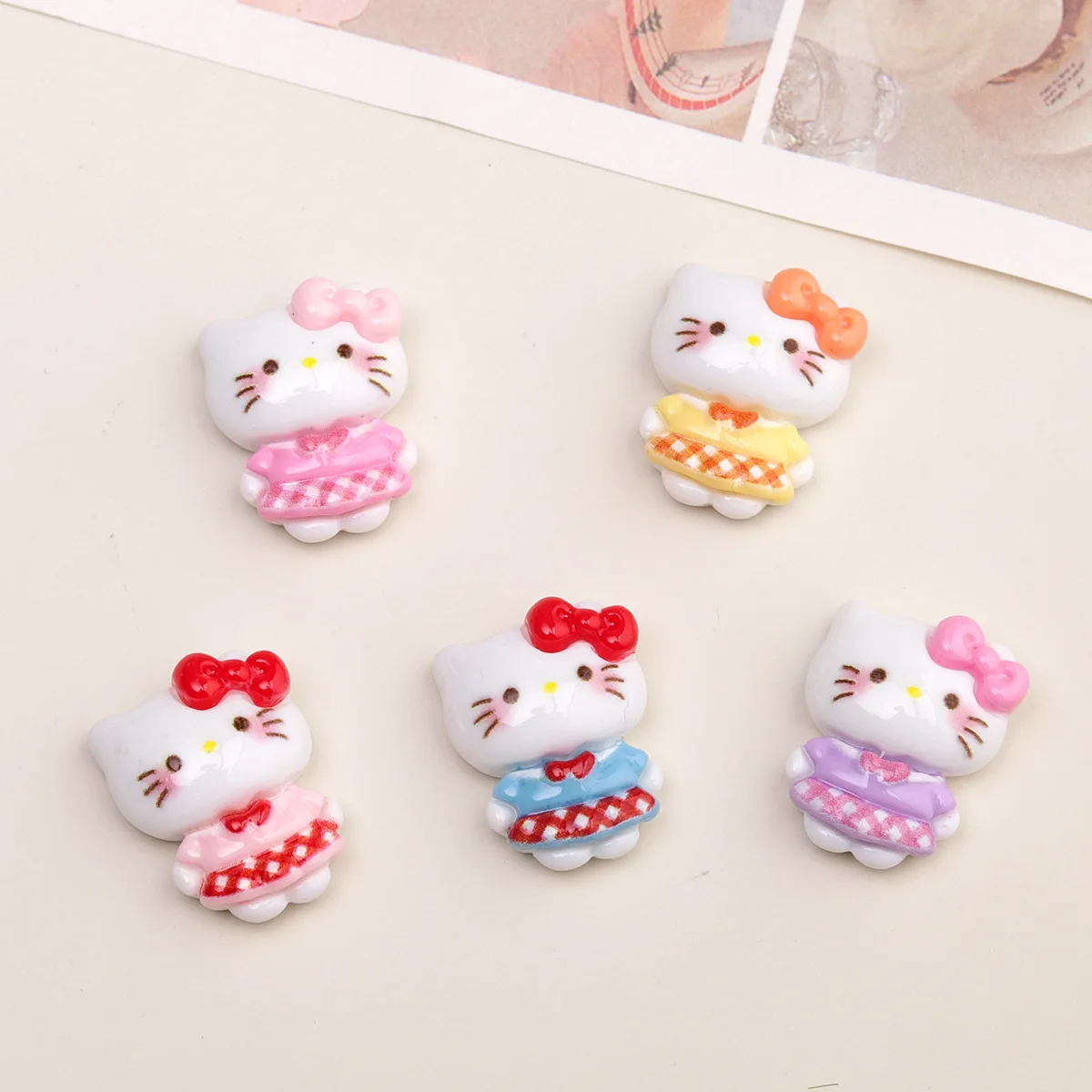 5개 미니소 드레스 케이티 만화 레진 액세서리 DIY 케이스 참 장식 수제 미니어처 재료 보석 공예품