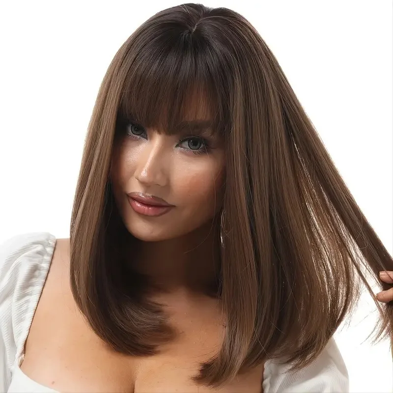 

Парик в том же стиле, что и боб-парик, коричневого цвета, с челкой, длинными прямыми волосами, внутренними завитками и градиентной окраской.