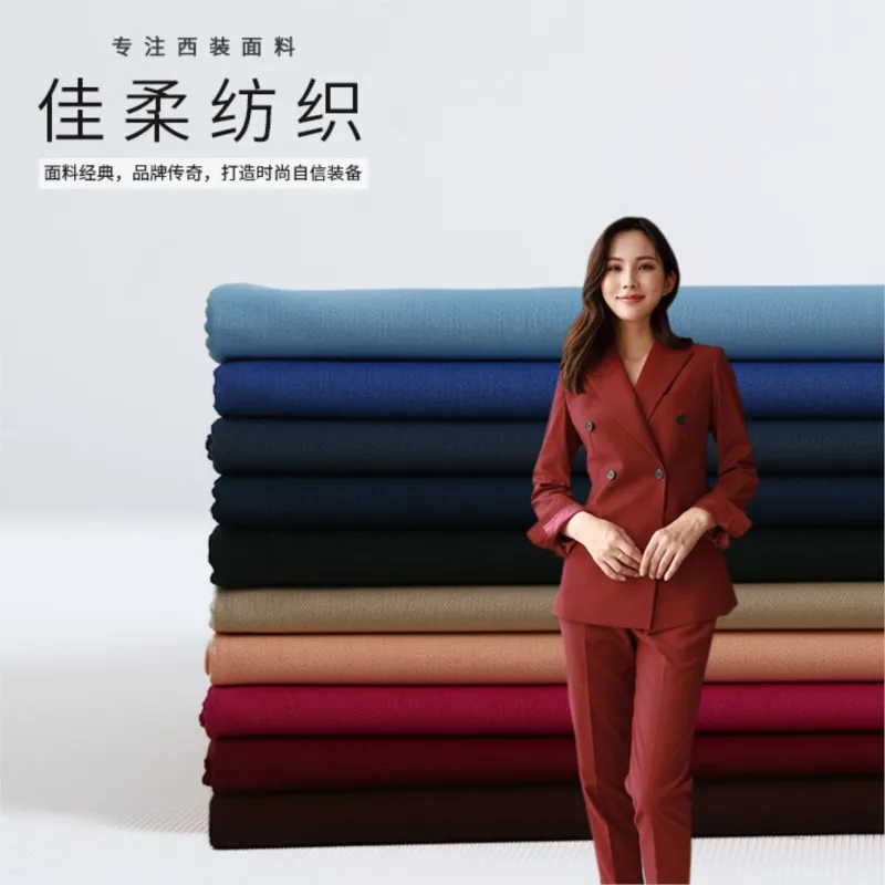 Nowa gładka tkanina na garnitury jest prosta i elegancka, idealna do odzieży roboczej damskiej.