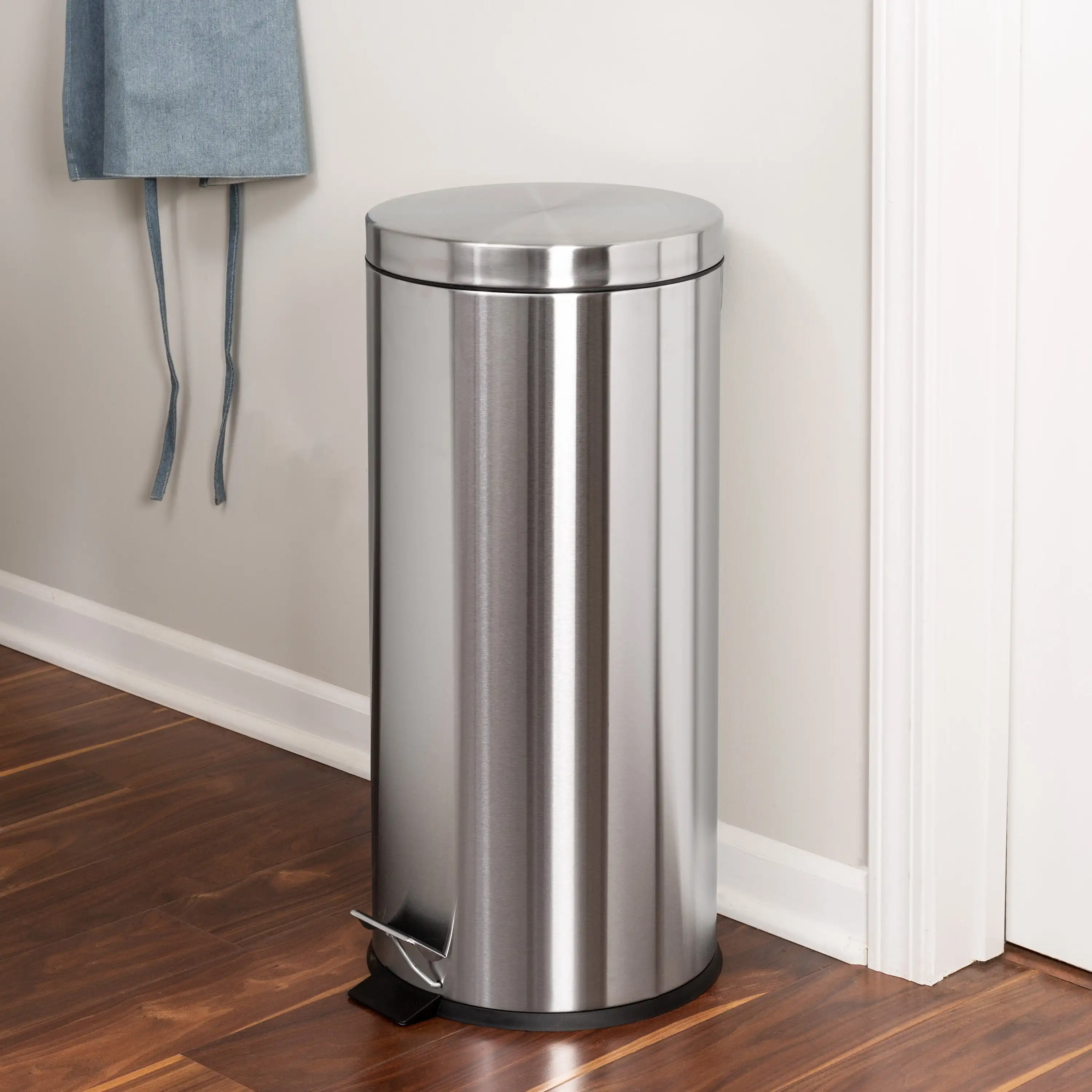 8 Gallon Trash Can, Round Step On Kitchen Trash Can, Stainless Steel It can be used daily in any home or office