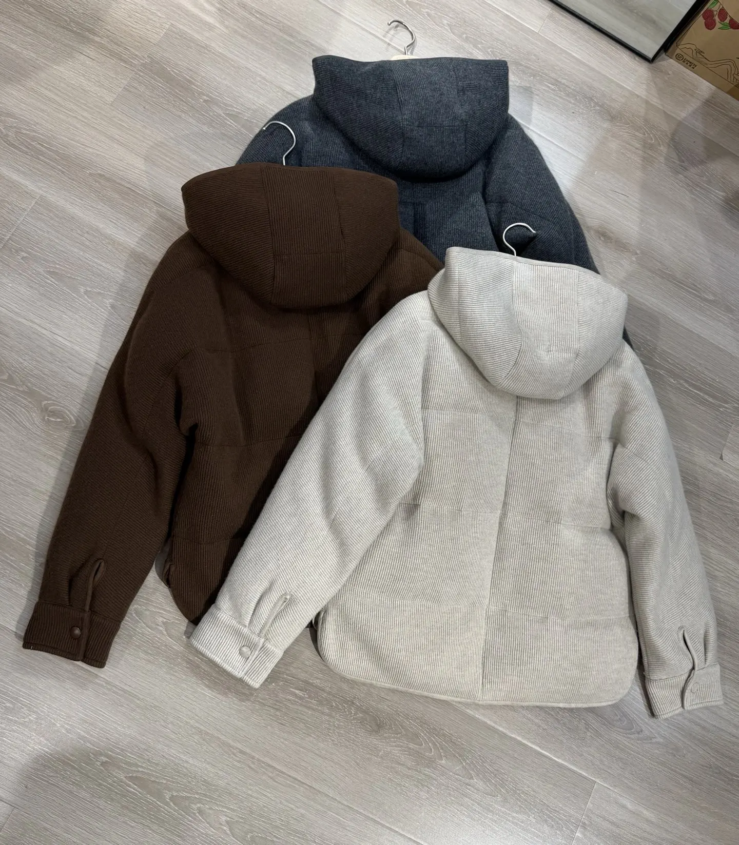 Neue, hochwertige, gestrickte weiße Gänsedaunen-Daunenjacke aus Kaschmir mit Kapuze, modische und vielseitige Freizeitjacke