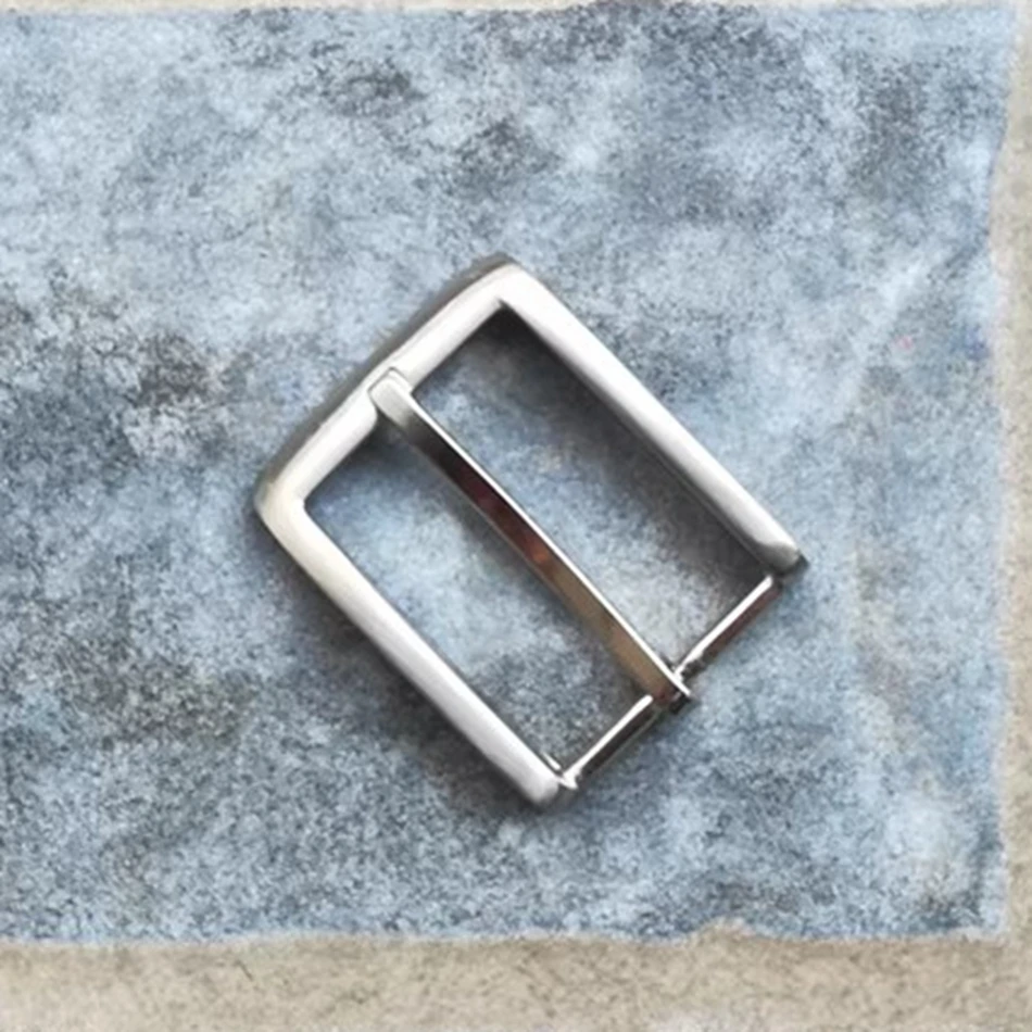 DIY hand-sewn leather hardware components in small sizes, alloy with bright nickel, sandblasted pin buckle, inner diameter 32mm.