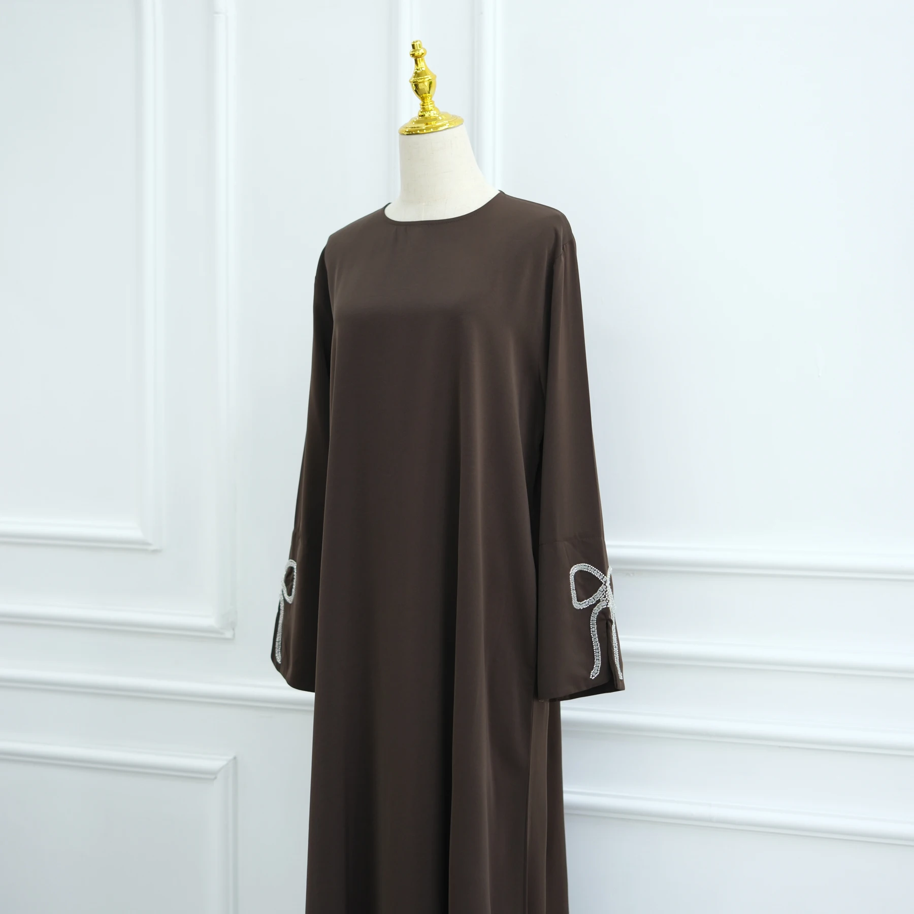 Elegancka, luźna abaja muzułmańska, ręcznie robione diamenty, kokarda, boczne kieszenie, szata hidżab, zamknięta abaja, elegancka odzież islamska z Dubaju.