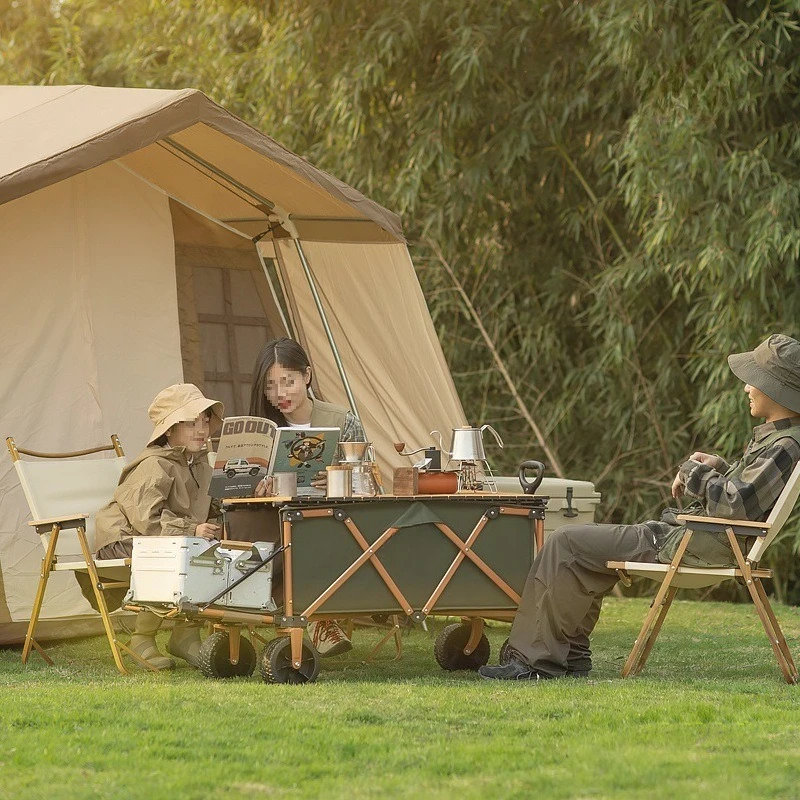 Voiture de camping de voyage