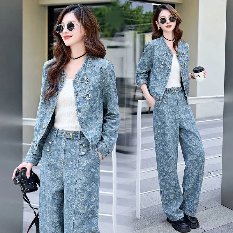 

Модный комплект из двух предметов: джинсовая куртка с вышивкой и широкие брюки для создания молодежного повседневного образа