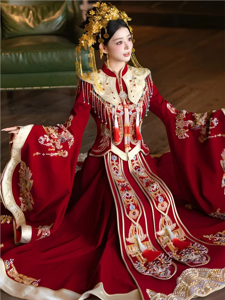 A new style of ancient Chinese wedding dress featuring phoenix crowns and rosy clouds as well dragon gowns