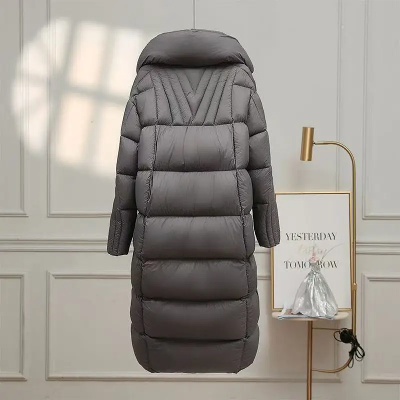 เสื้อแจ็คเก็ตขนเป็ดสีขาวรุ่นใหม่ปี 2025 สำหรับฤดูหนาว เสื้อโค้ทขนเป็ดแบบหนาสไตล์เกาหลี ทรงหลวม แฟชั่น เสื้อพาร์ก้าขนเป็ดยาวสำหรับผู้หญิง