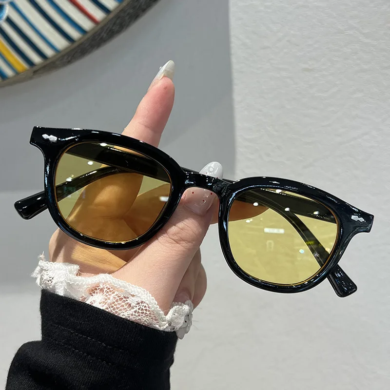 نظارات شمسية نسائية جديدة بإطار بيضاوي أوروبية وأمريكية مربعة صغيرة بإطار بسيط نظارات عصرية بظلال UV400