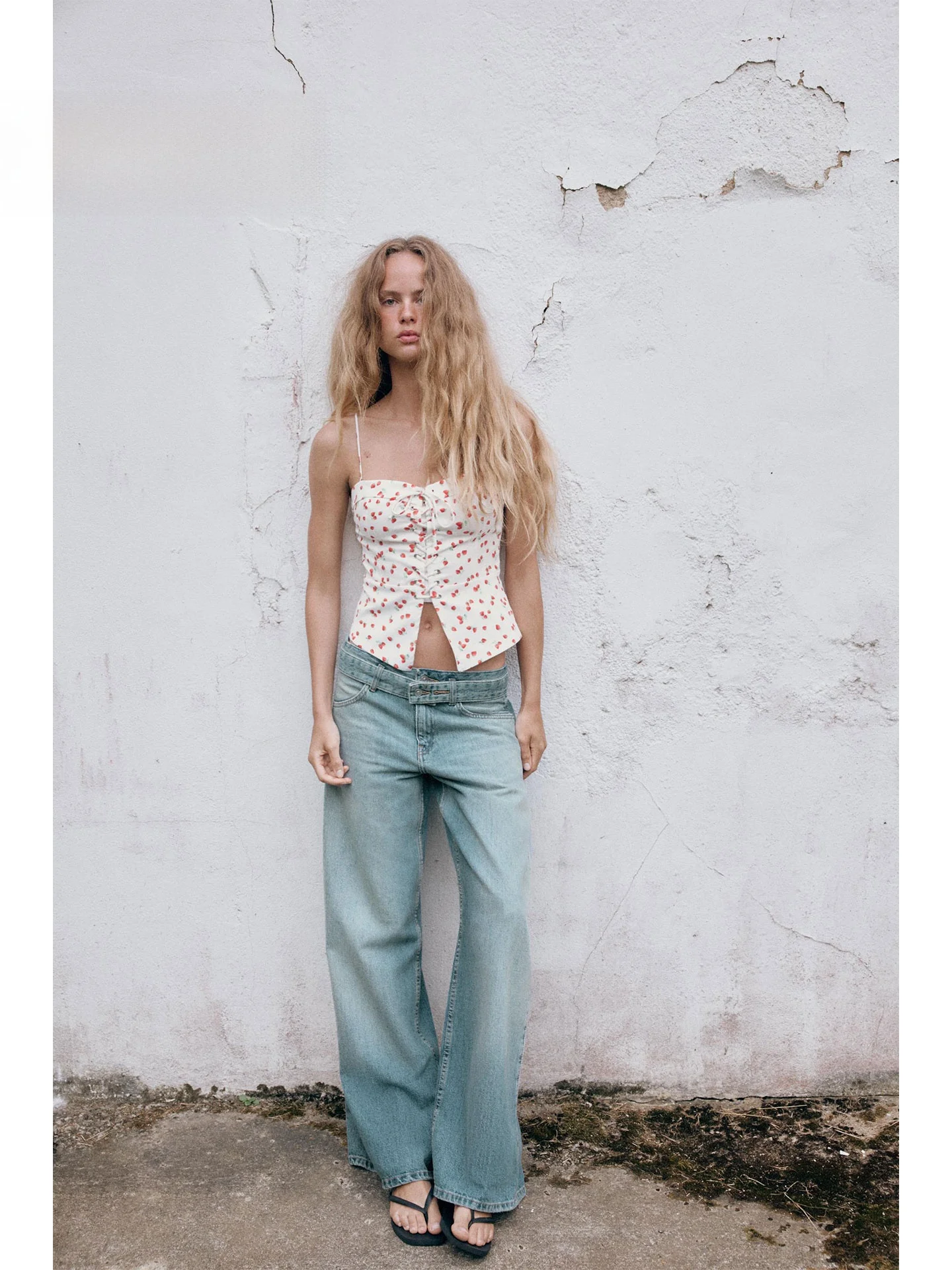 Top corto con estampado de fresas para mujer, verano 2026, chaleco halter con cinturón, efecto adelgazante, estilo picante, largo corto, sin relleno en el pecho, prenda exterior.