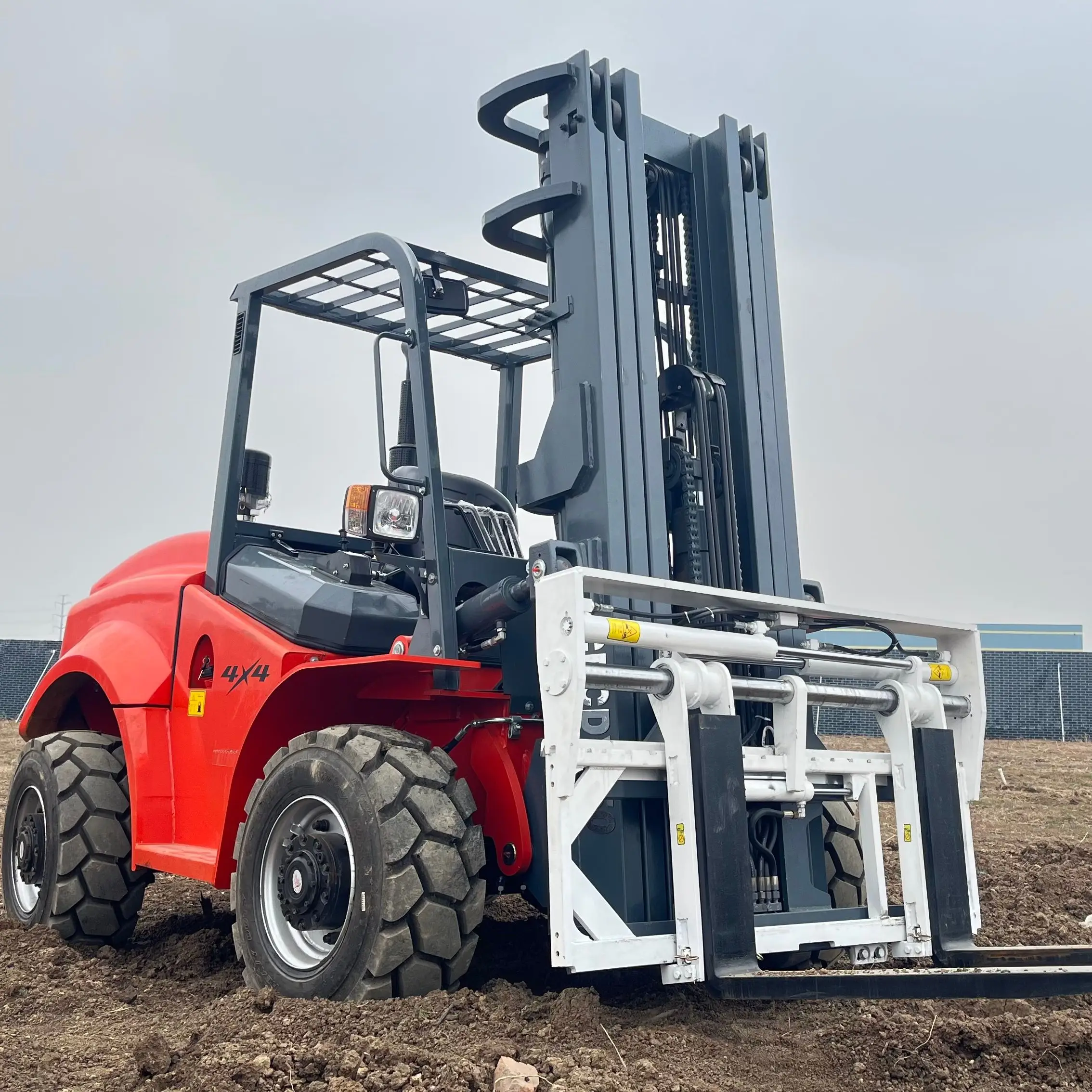 3.5-5 T integrato presa di fabbrica a quattro ruote motrici carrello elevatore fuoristrada del sistema idraulico