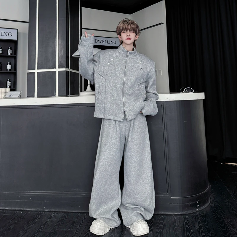 

Мужской модный комплект из двух предметов: свитер с подплечниками в американском уличном стиле и брюки с широкими штанинами, воротник-стойка.