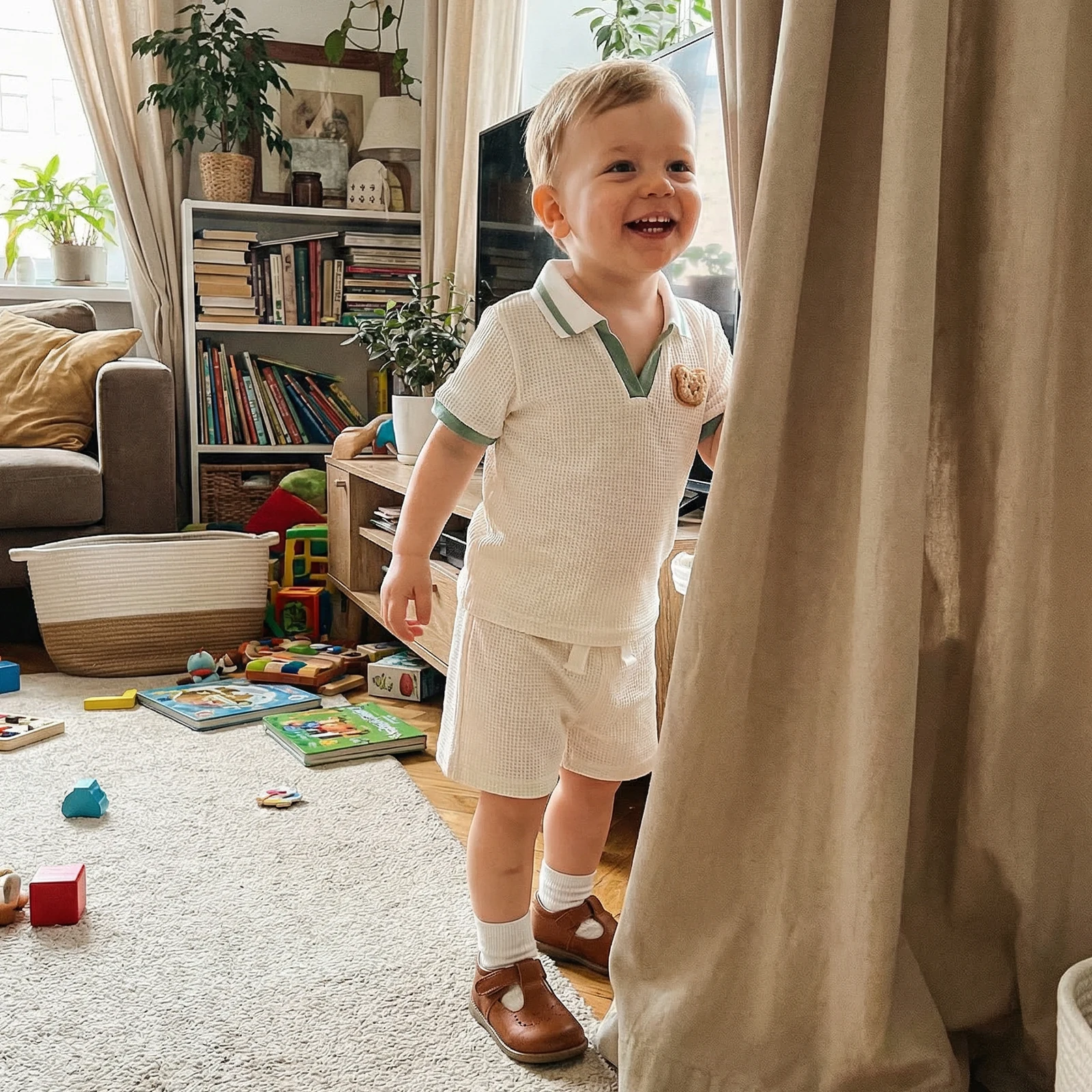 

Летние комплекты одежды для маленьких мальчиков из 2 предметов: топы с короткими рукавами, V-образным вырезом и контрастными вставками из вафельного трикотажа, а также шорты с эластичной резинкой на талии.
