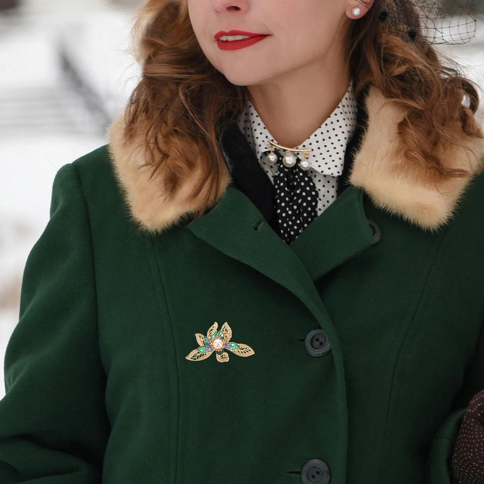 

Elegant Lotus Flower Brooch Hollow Design with Artificial Pearls Crystal Lapel Pin Wedding Bride Engagement Decorative Metal