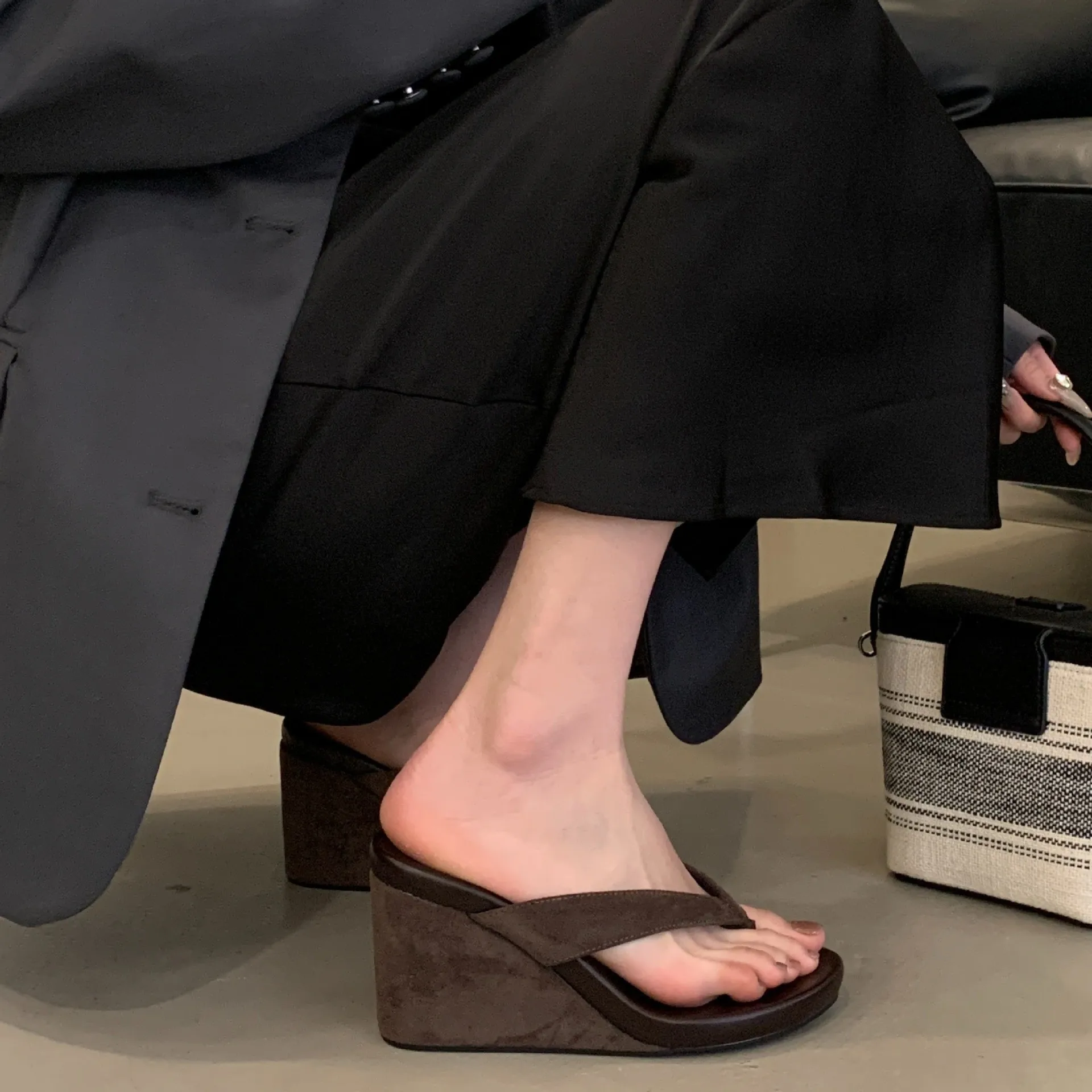 Slippers increase in height, leopard print pinch flip-flops, women wear thick-soled wedges and thick-heeled sandals in summer