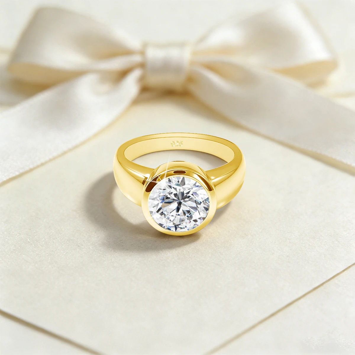 18K vergoldeter Ring mit 5 Karat runden Moissaniten im Fassungsschliff, 925 Sterling Silber, Hochzeits- und Verlobungsschmuck, Geschenk für Frauen und Männer – Detail 5